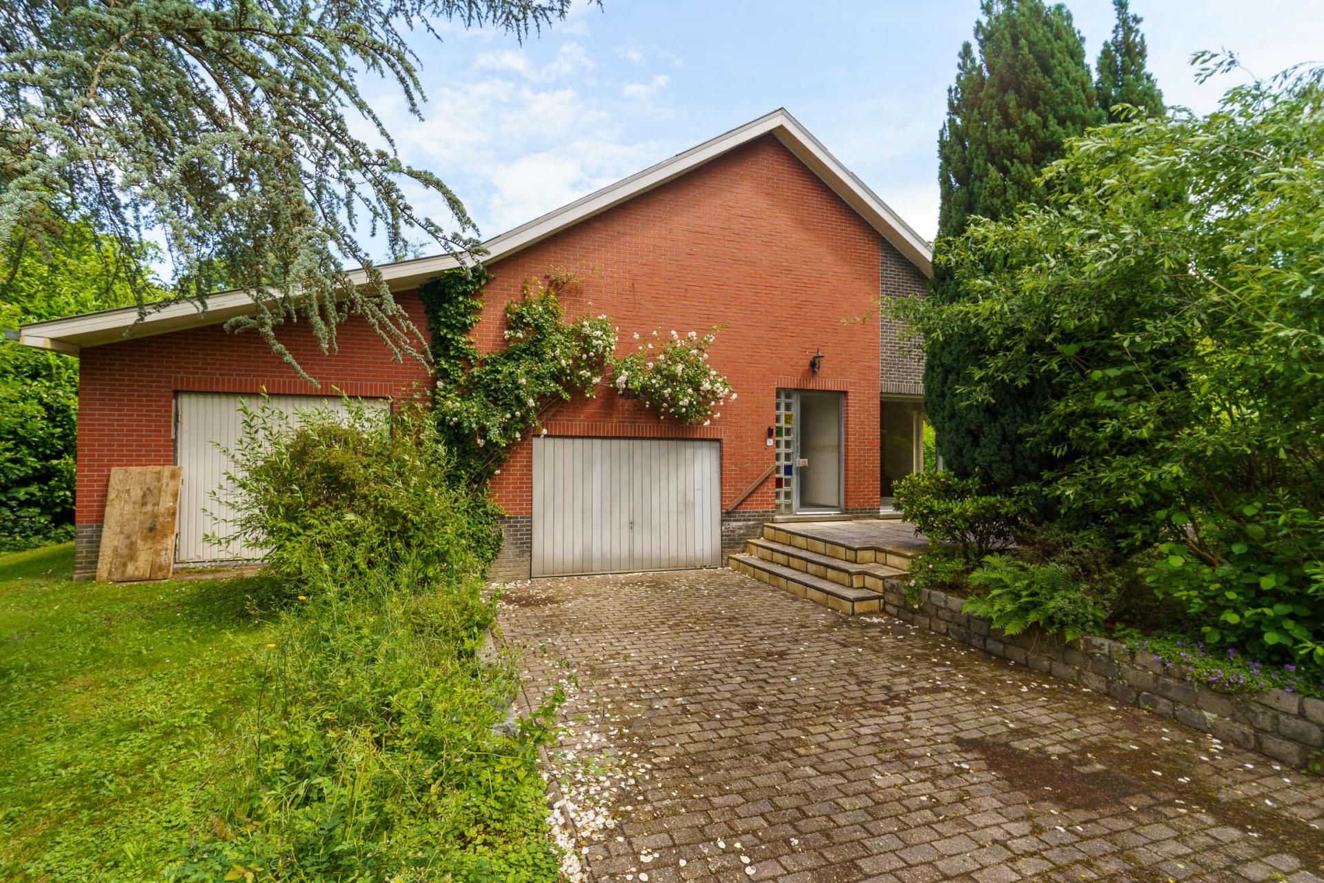 Rustig gelegen woning met zes slpks en 2 garages in Tremelo — foto