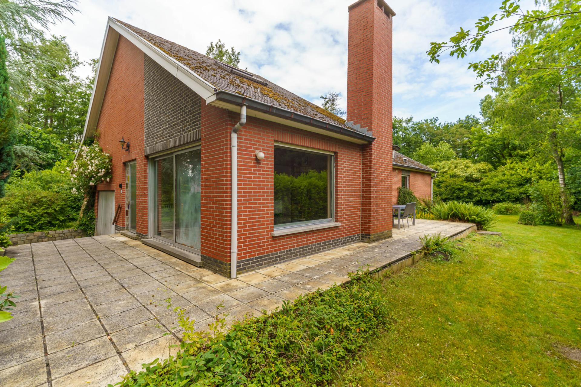 Rustig gelegen woning met zes slpks en 2 garages in Tremelo — foto