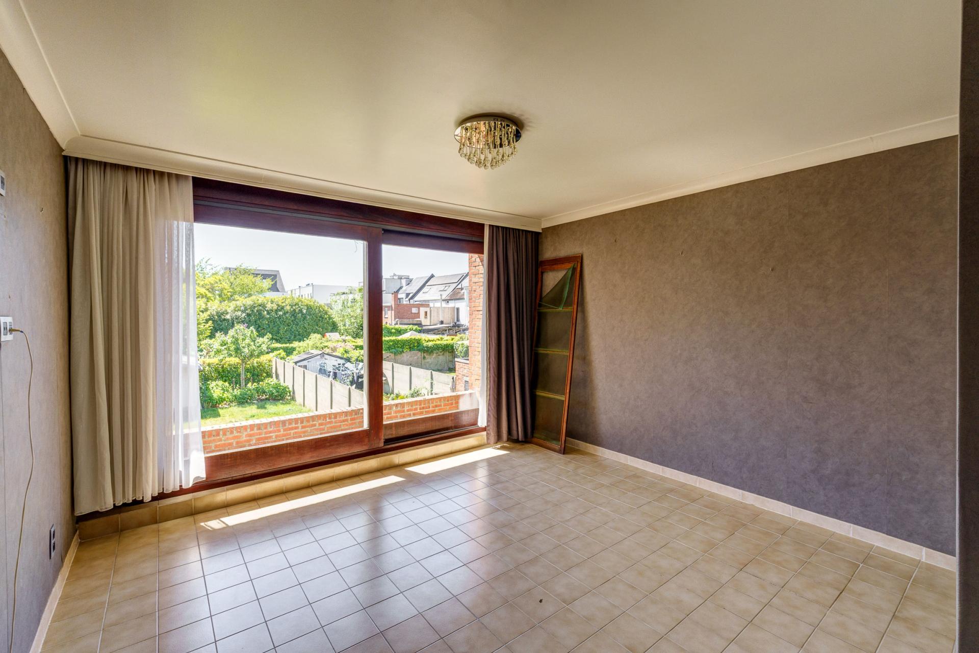 Zeer ruime woning met garage en vier slaapkamers in Hemiksem — foto