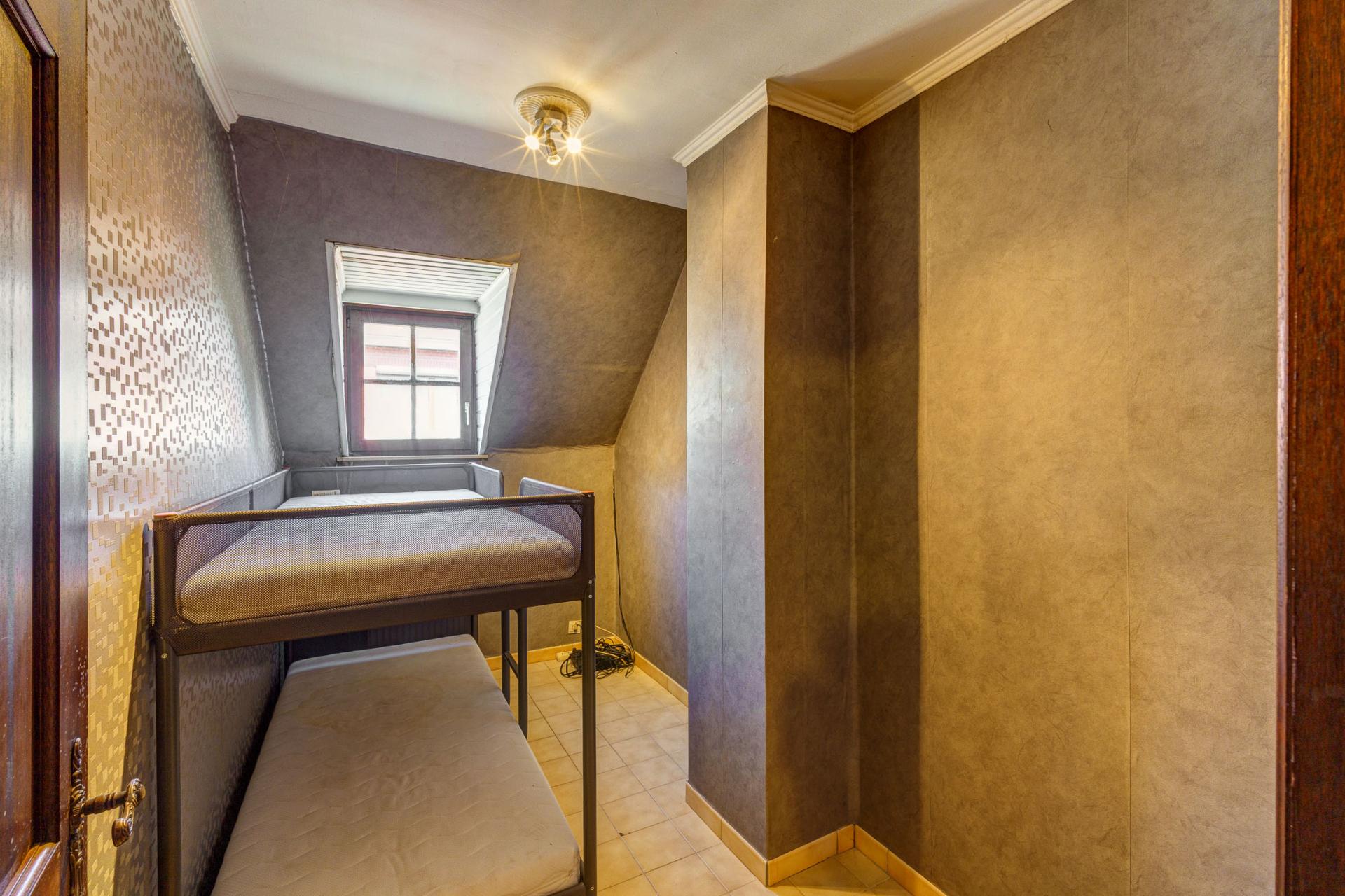 Zeer ruime woning met garage en vier slaapkamers in Hemiksem — foto
