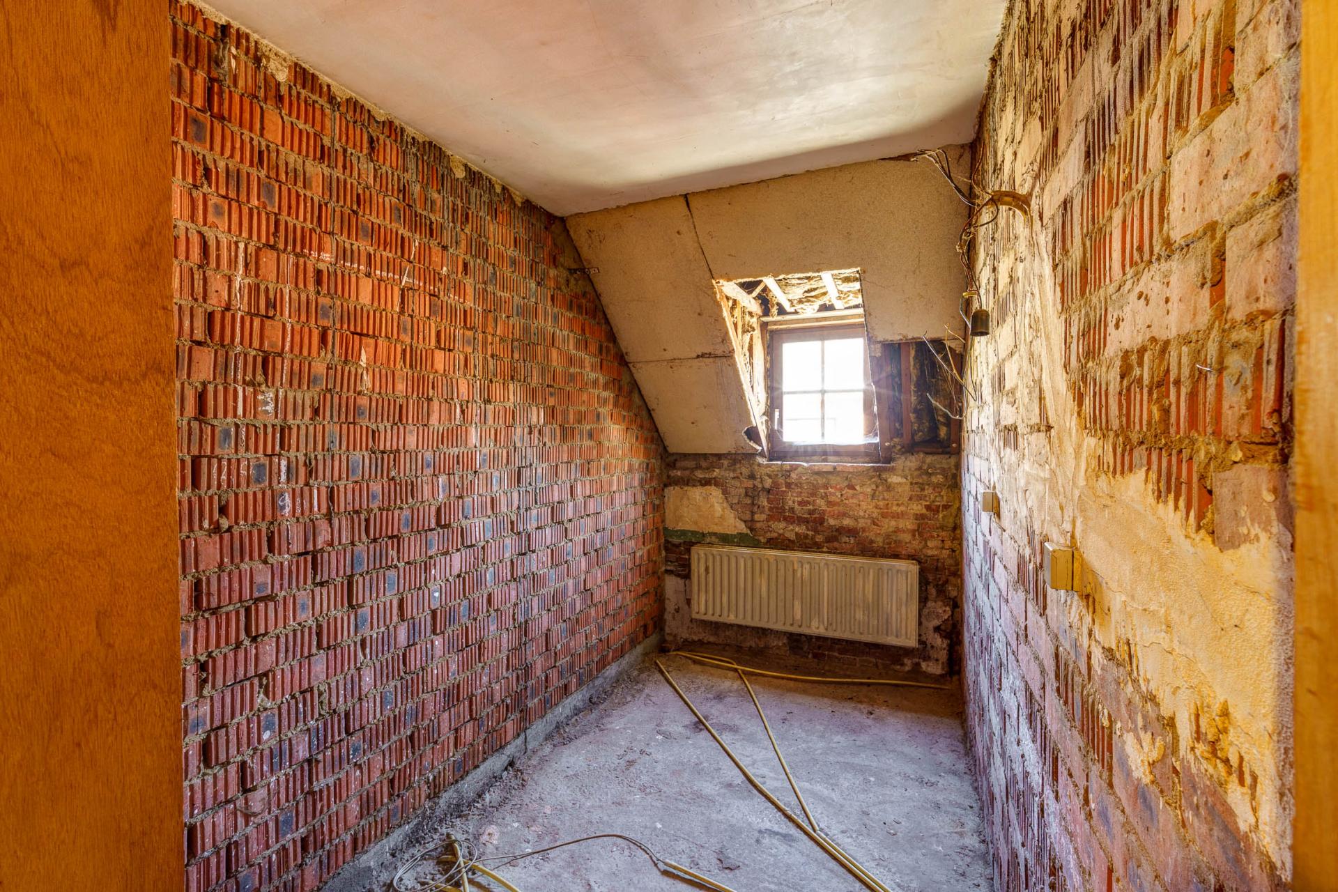 Zeer ruime woning met garage en vier slaapkamers in Hemiksem — foto