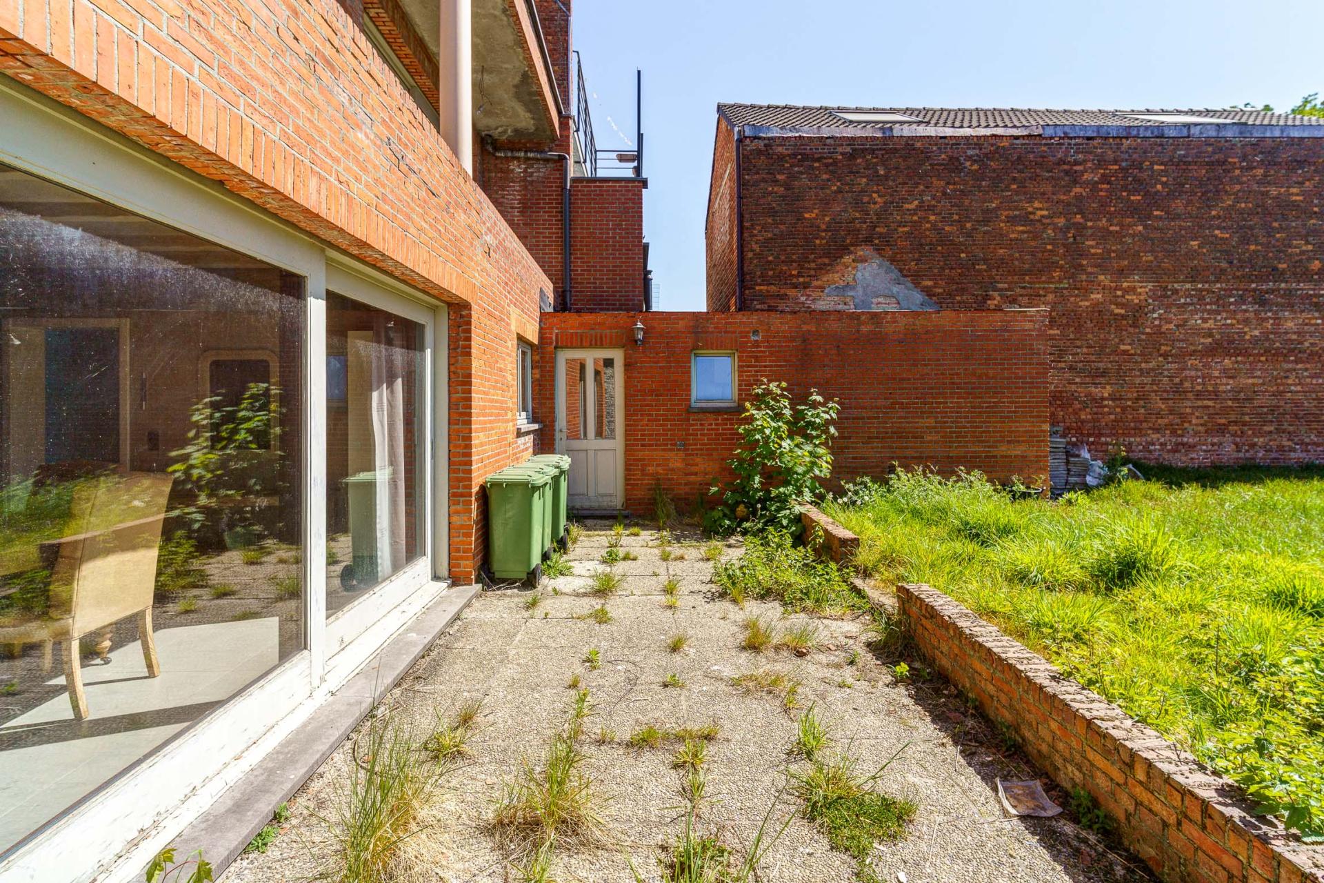 Zeer ruime woning met garage en vier slaapkamers in Hemiksem — foto