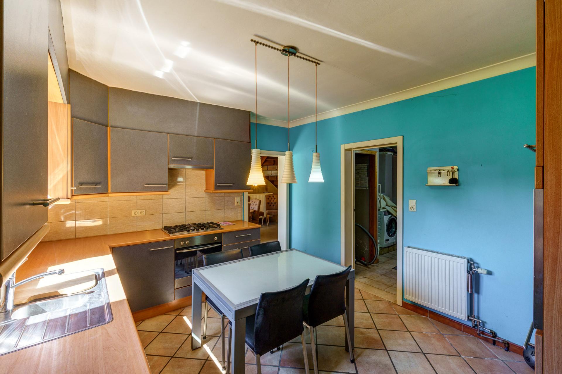 Zeer ruime woning met garage en vier slaapkamers in Hemiksem — foto