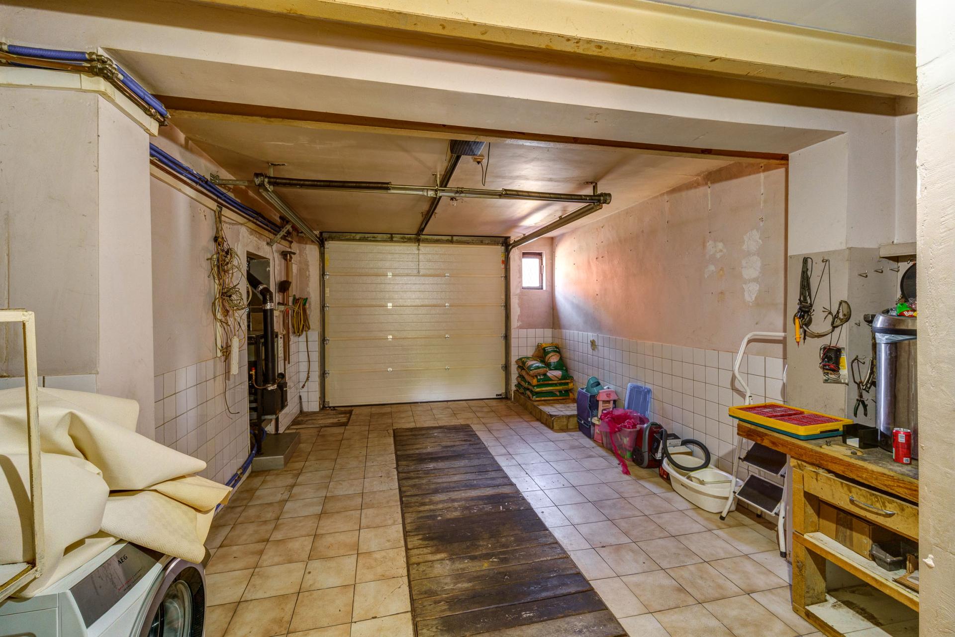 Zeer ruime woning met garage en vier slaapkamers in Hemiksem — foto
