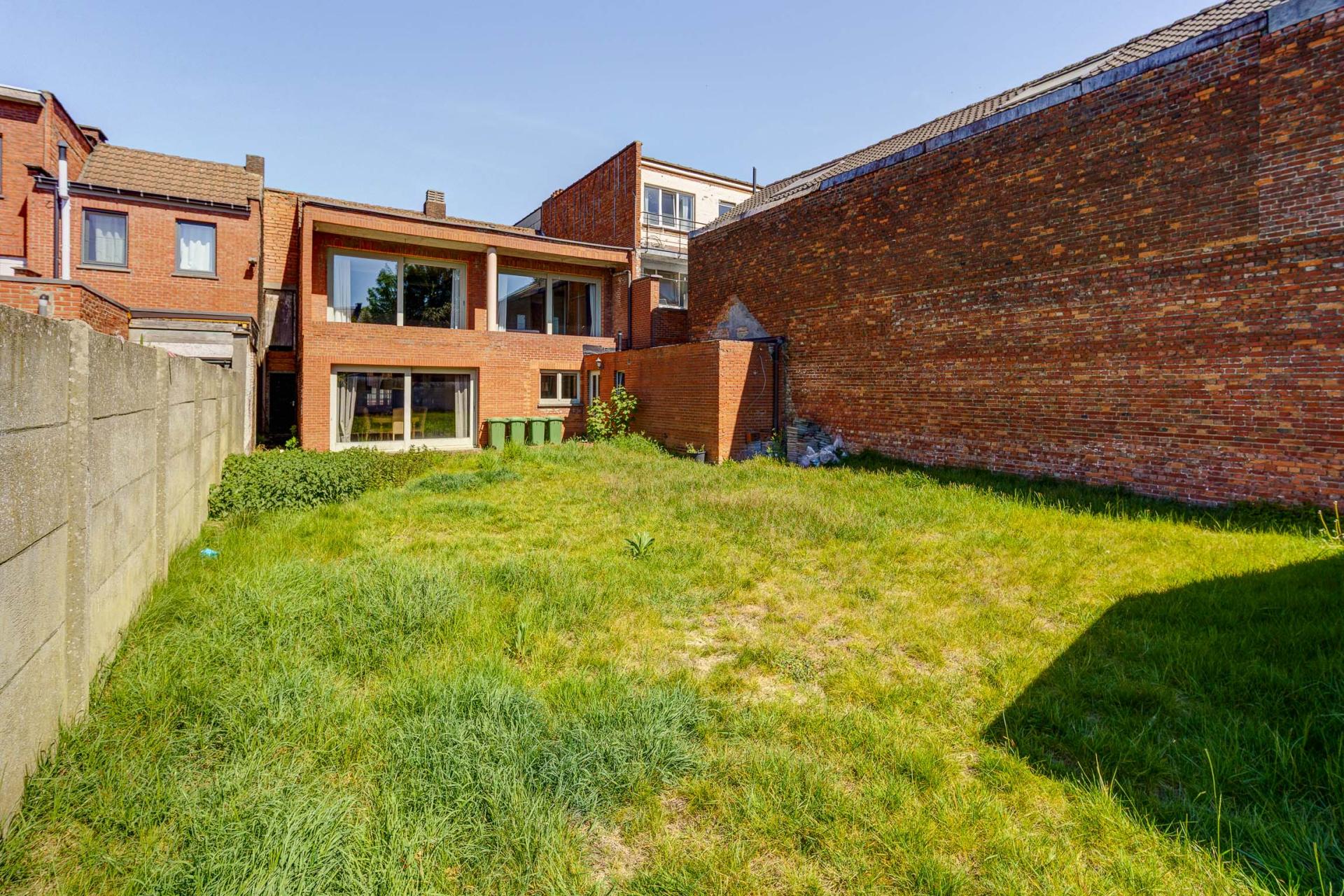 Zeer ruime woning met garage en vier slaapkamers in Hemiksem — foto