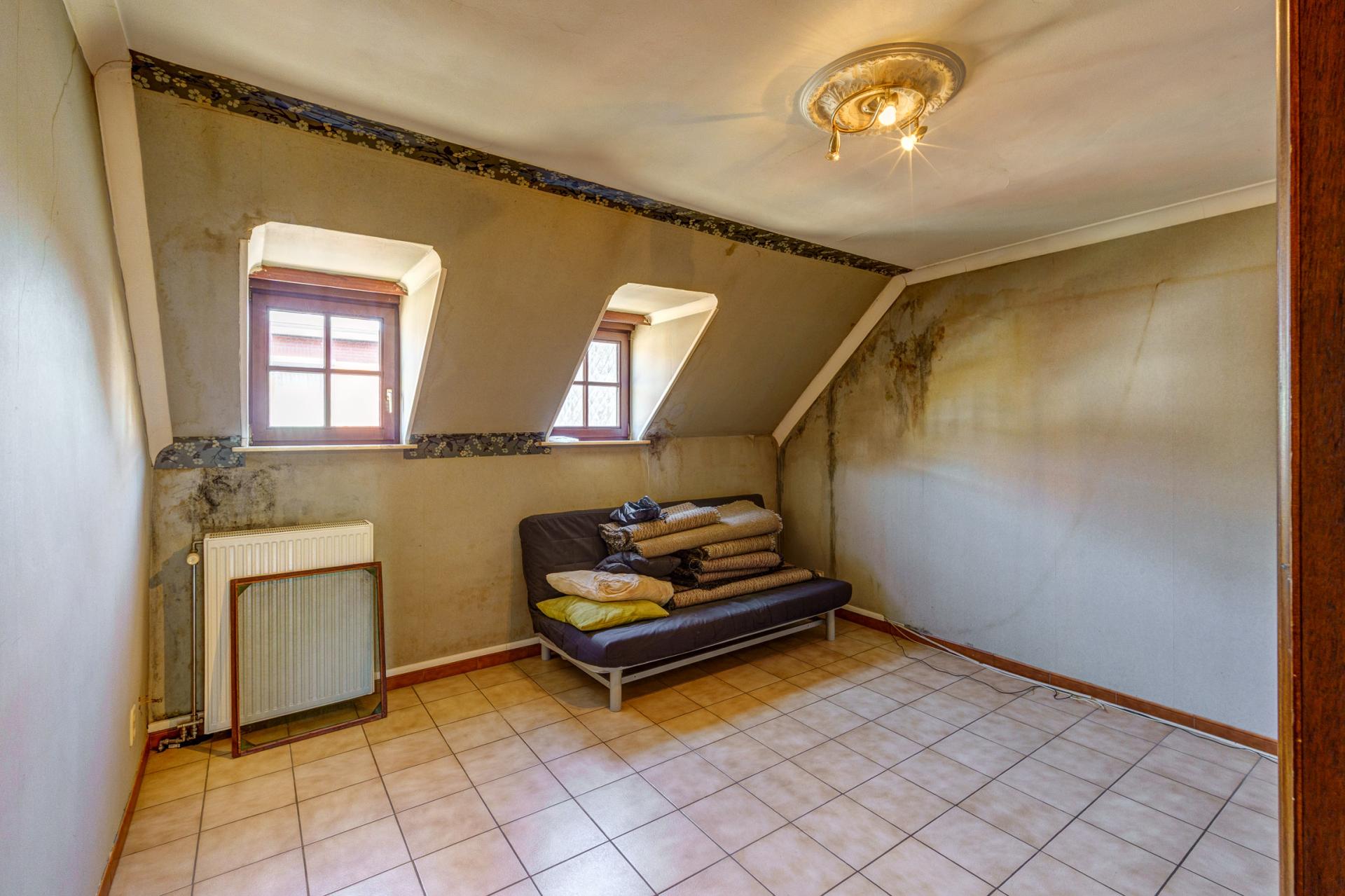 Zeer ruime woning met garage en vier slaapkamers in Hemiksem — foto