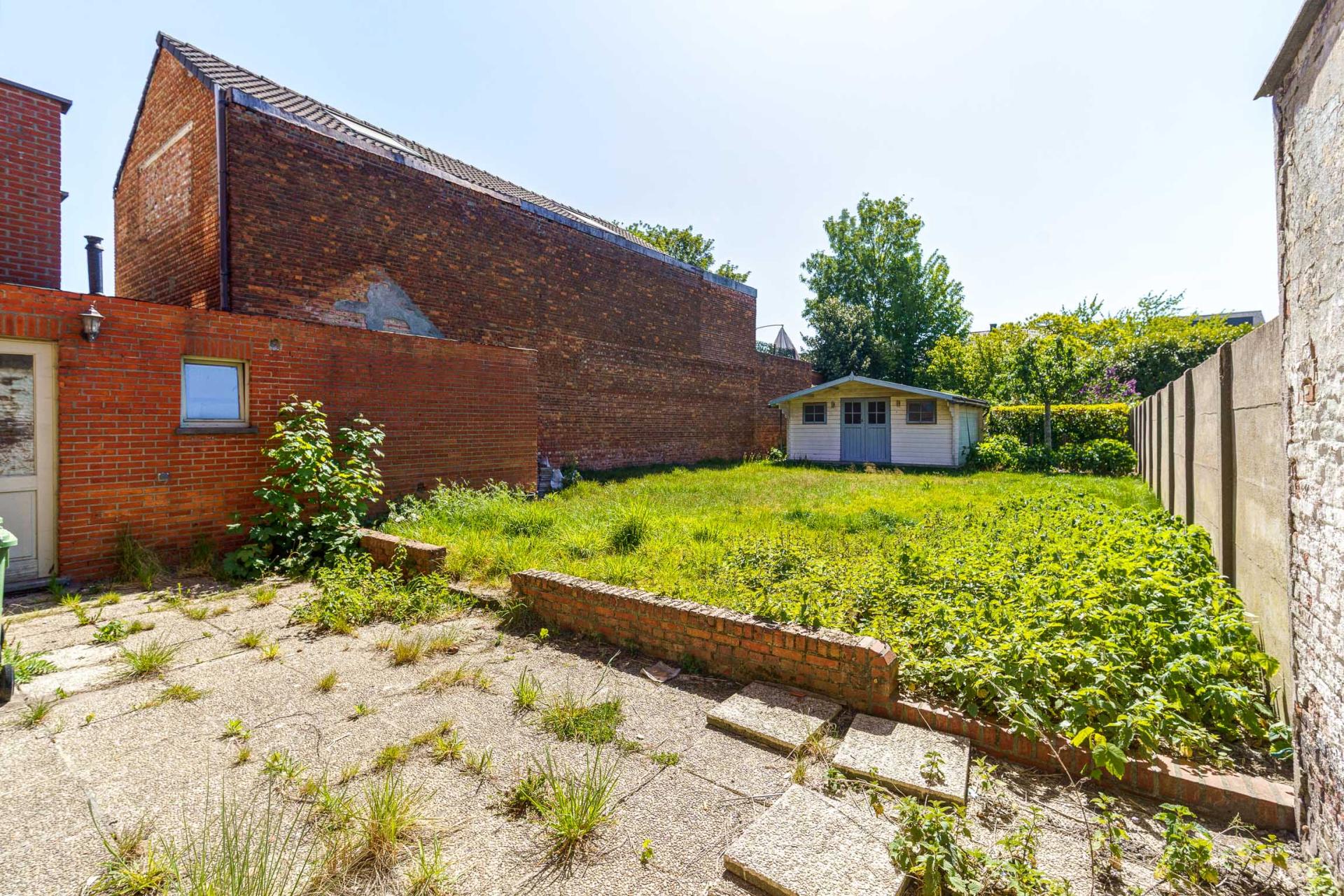 Zeer ruime woning met garage en vier slaapkamers in Hemiksem — foto