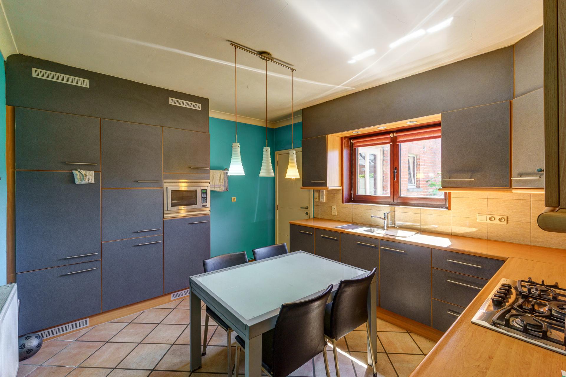 Zeer ruime woning met garage en vier slaapkamers in Hemiksem — foto