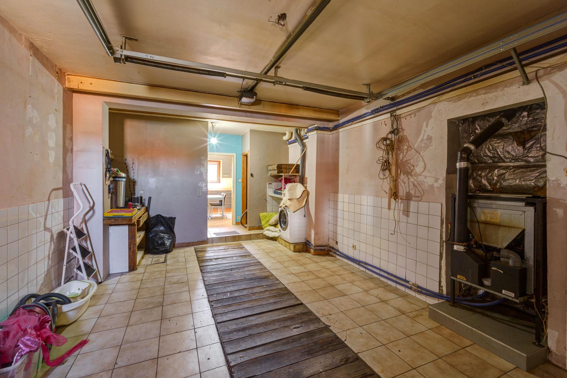Zeer ruime woning met garage en vier slaapkamers in Hemiksem — foto
