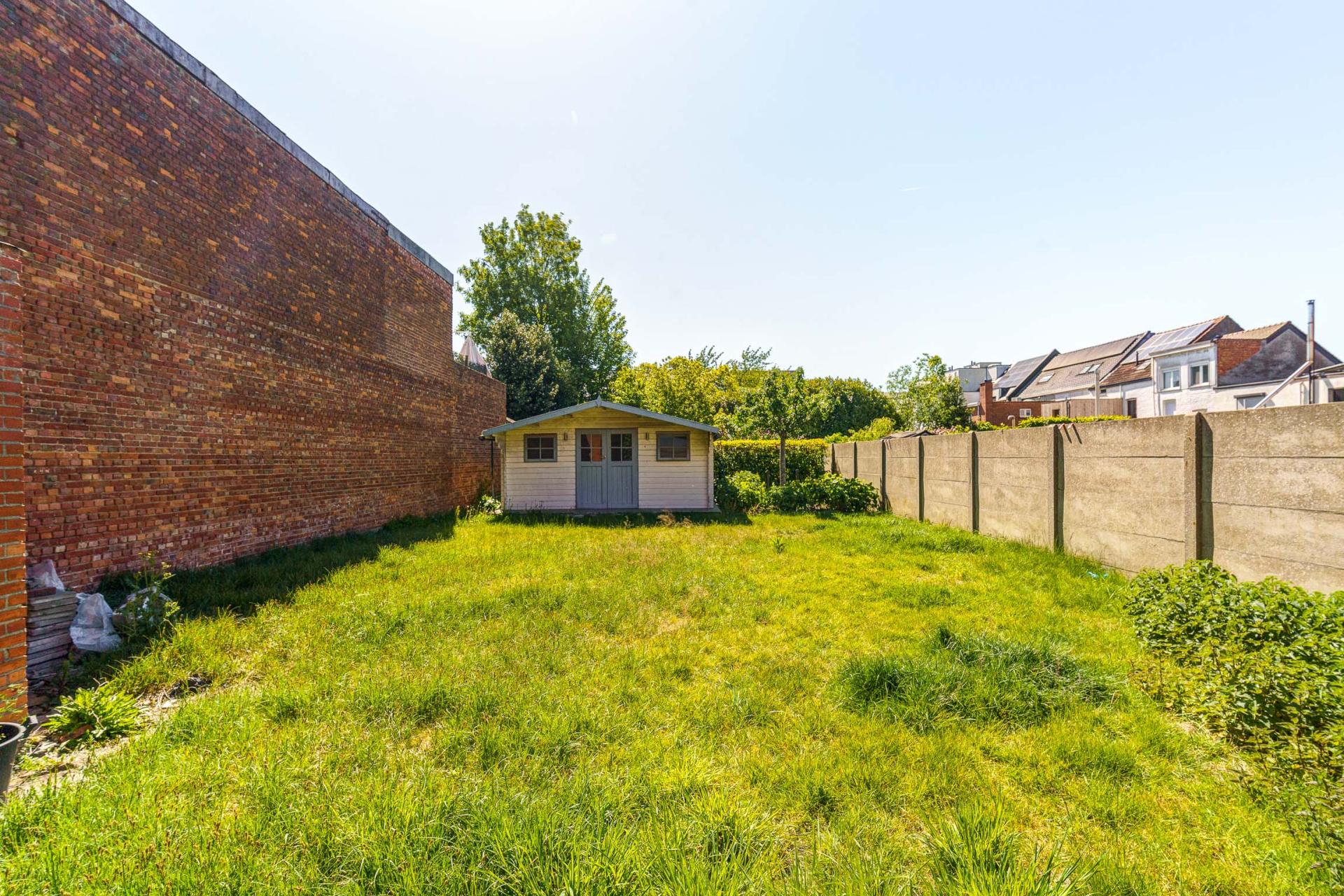 Zeer ruime woning met garage en vier slaapkamers in Hemiksem — foto