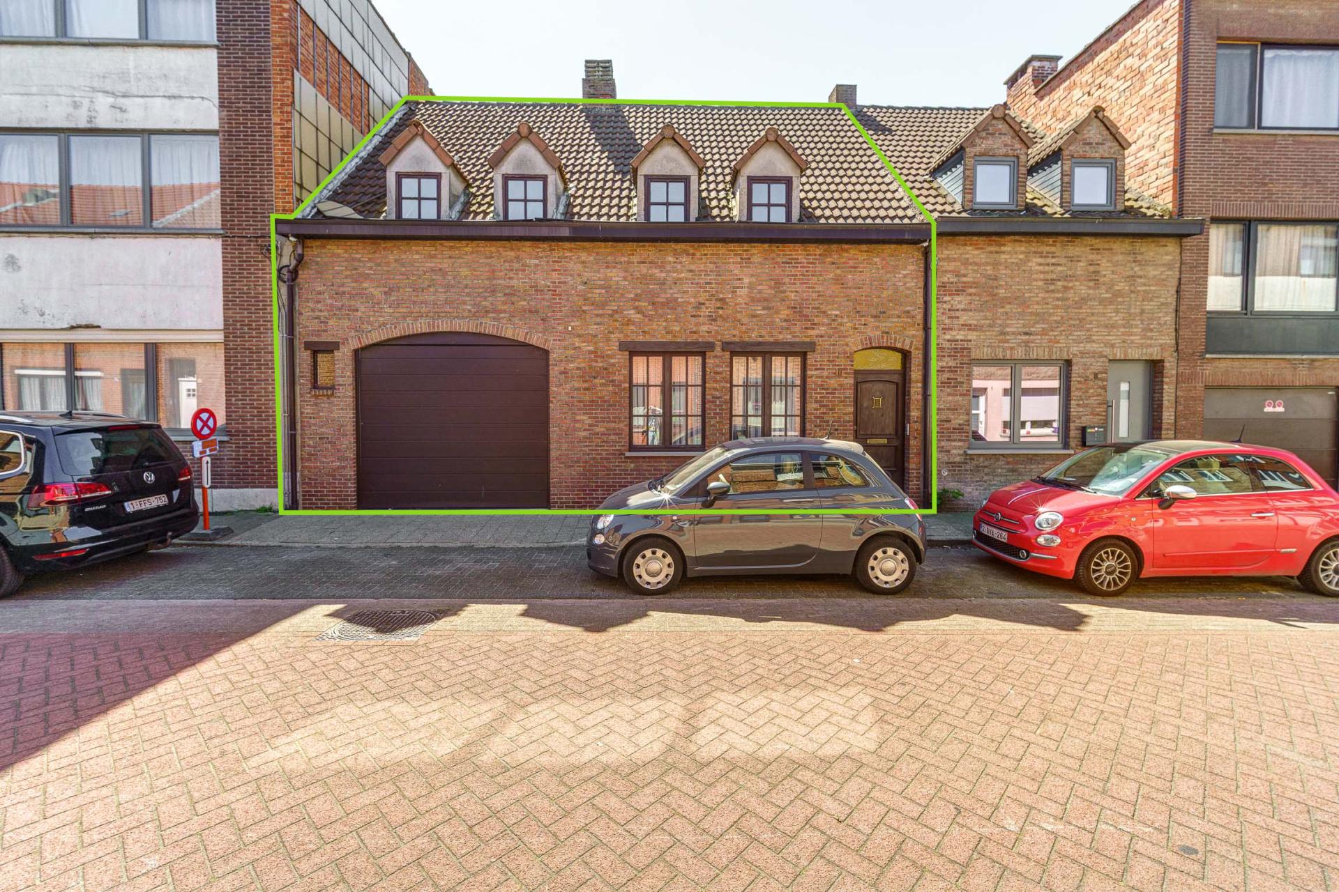 Zeer ruime woning met garage en vier slaapkamers in Hemiksem — foto