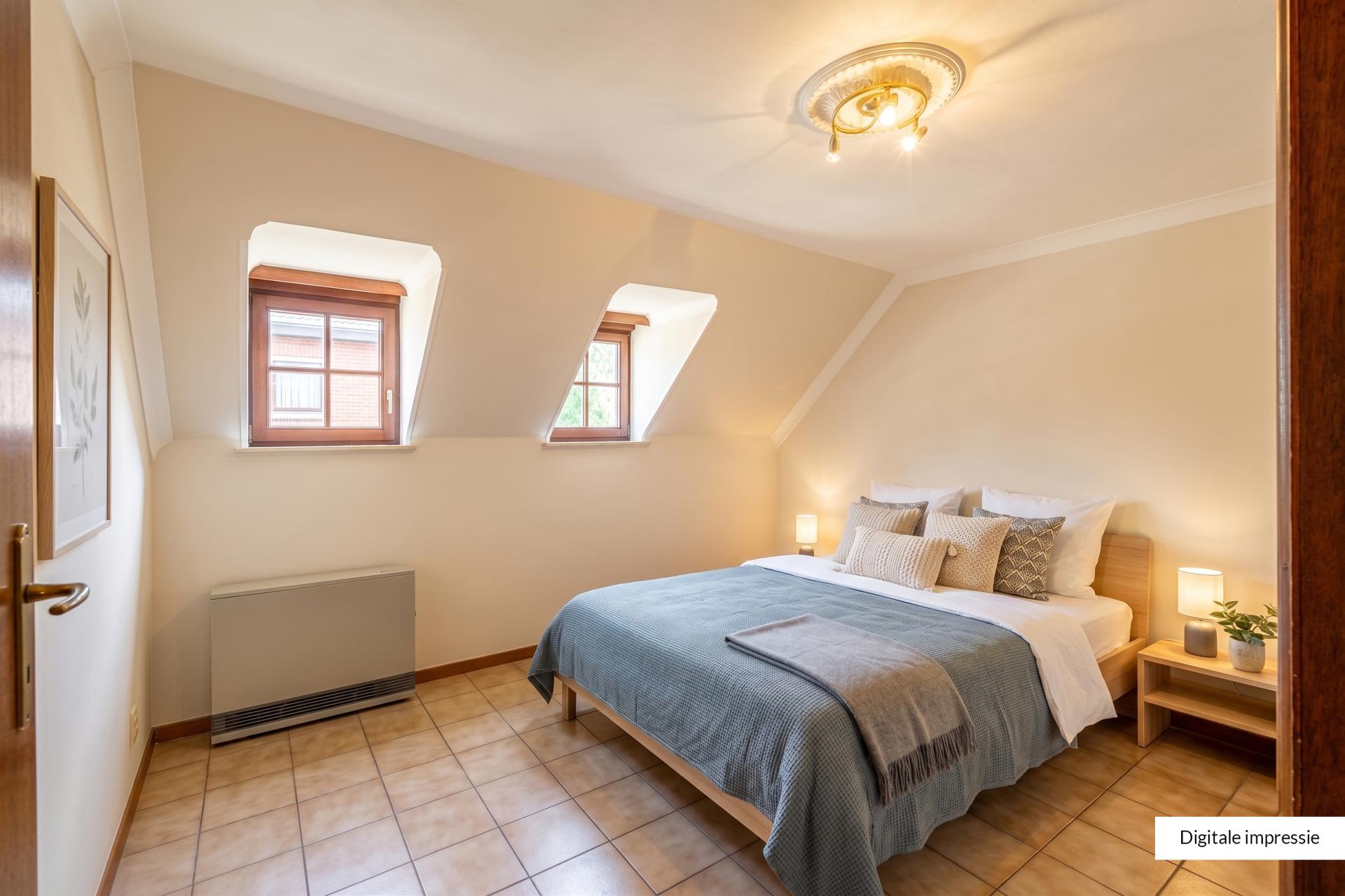 Zeer ruime woning met garage en vier slaapkamers in Hemiksem — foto