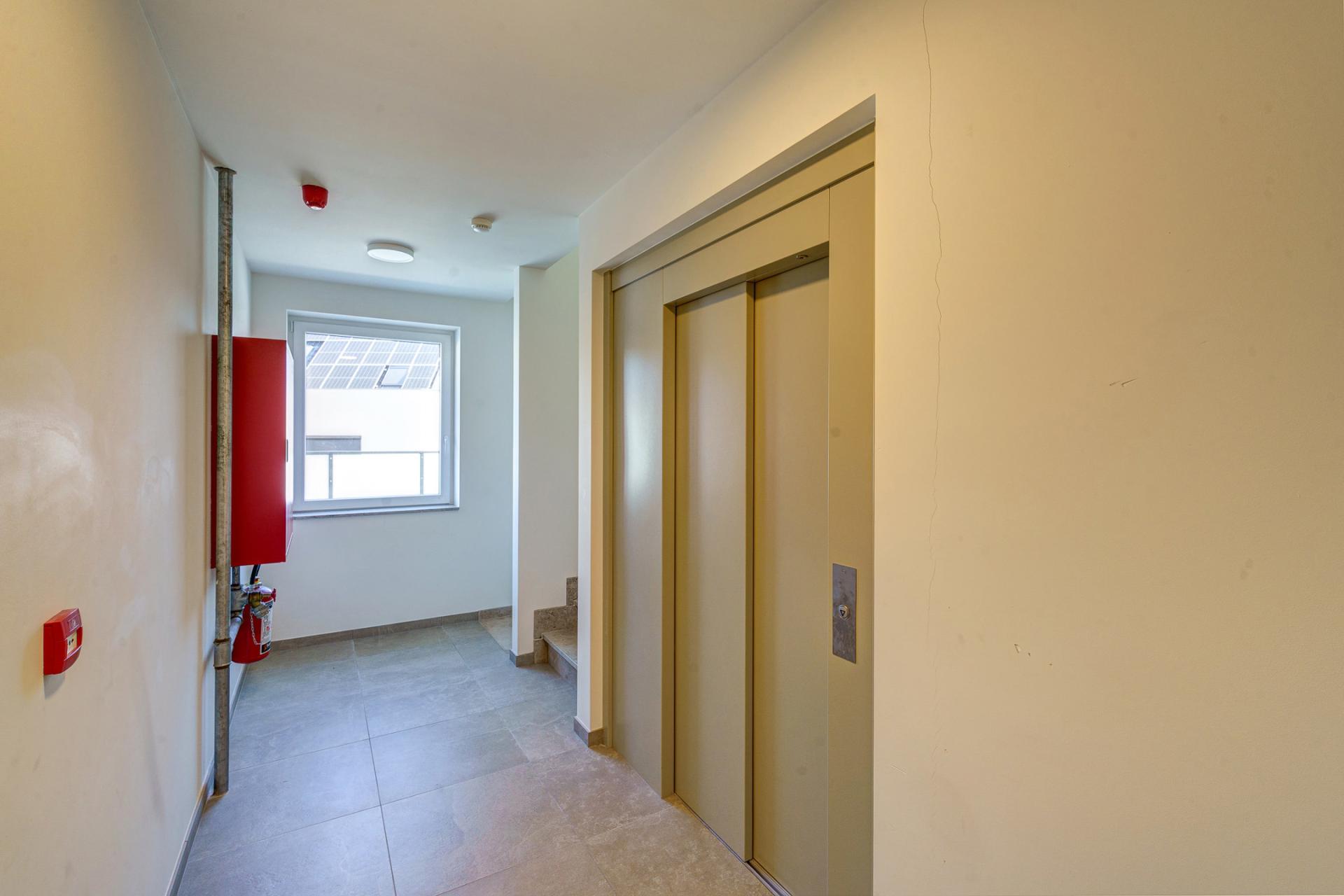 Ruim app met terras en drie slaapkamers in centrum Meerhout — foto
