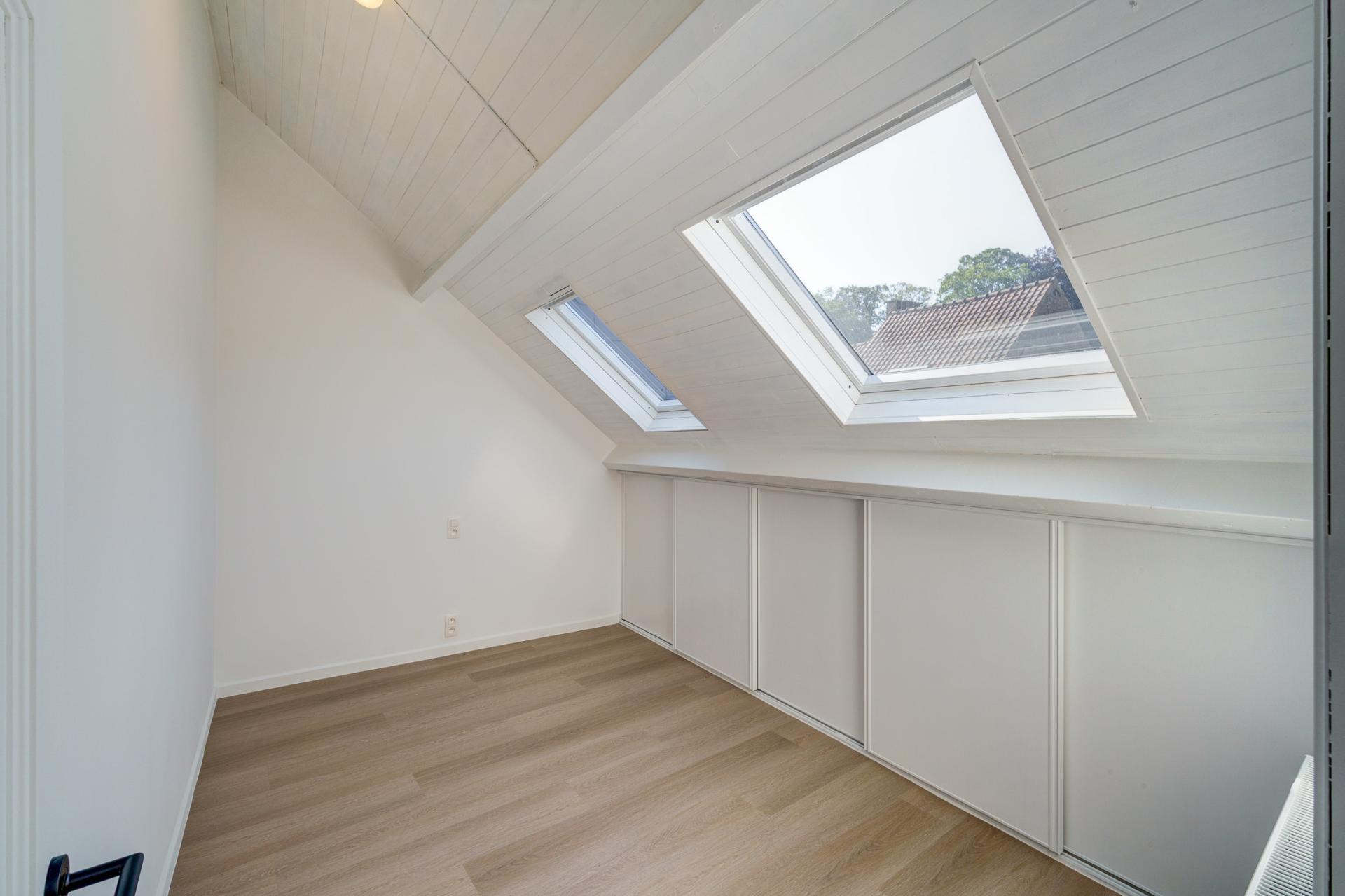 Instapklare gerenoveerde bel-etage met 5 SLPK & 2 garages — foto