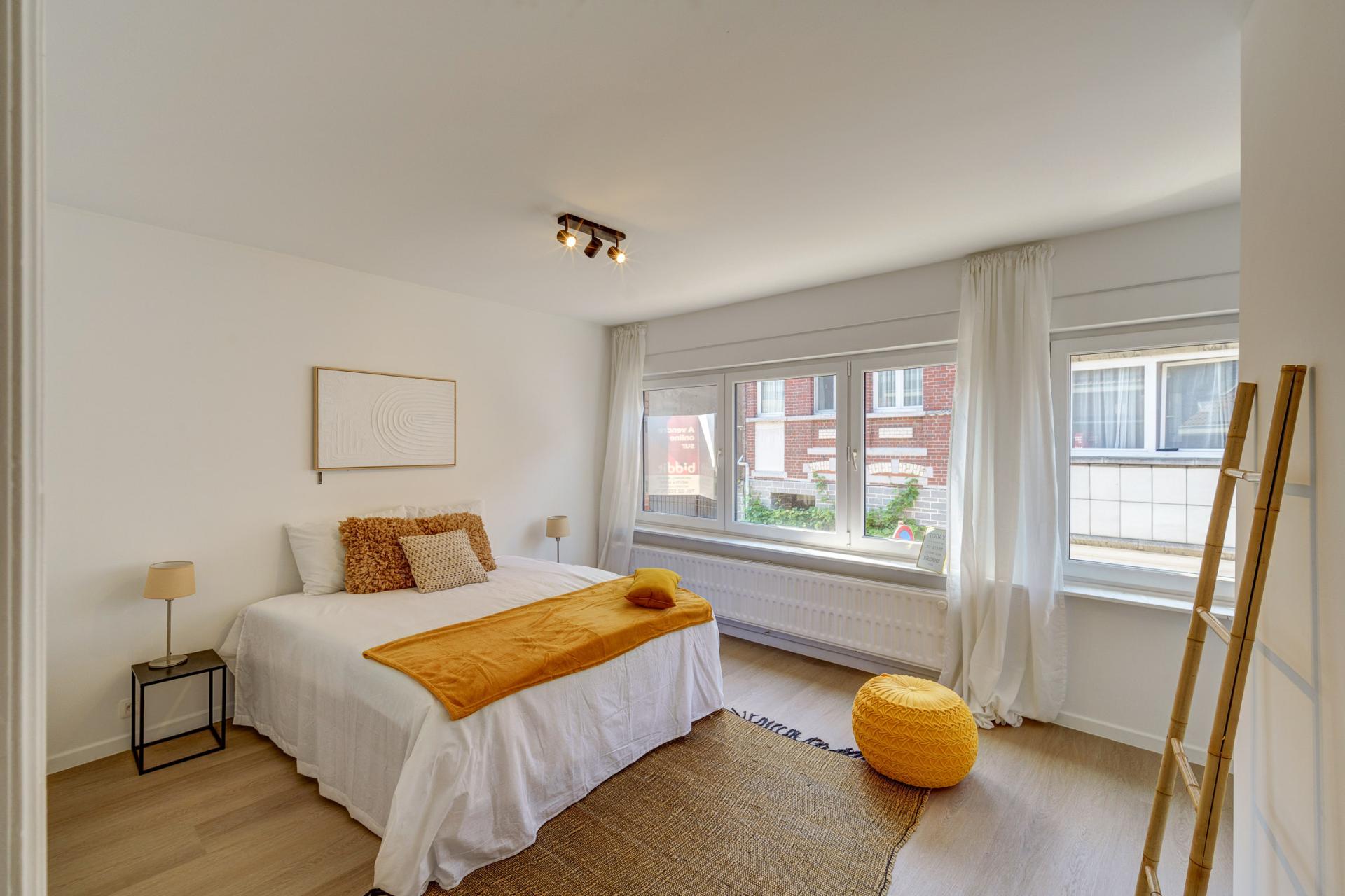 Instapklare gerenoveerde bel-etage met 5 SLPK & 2 garages — foto