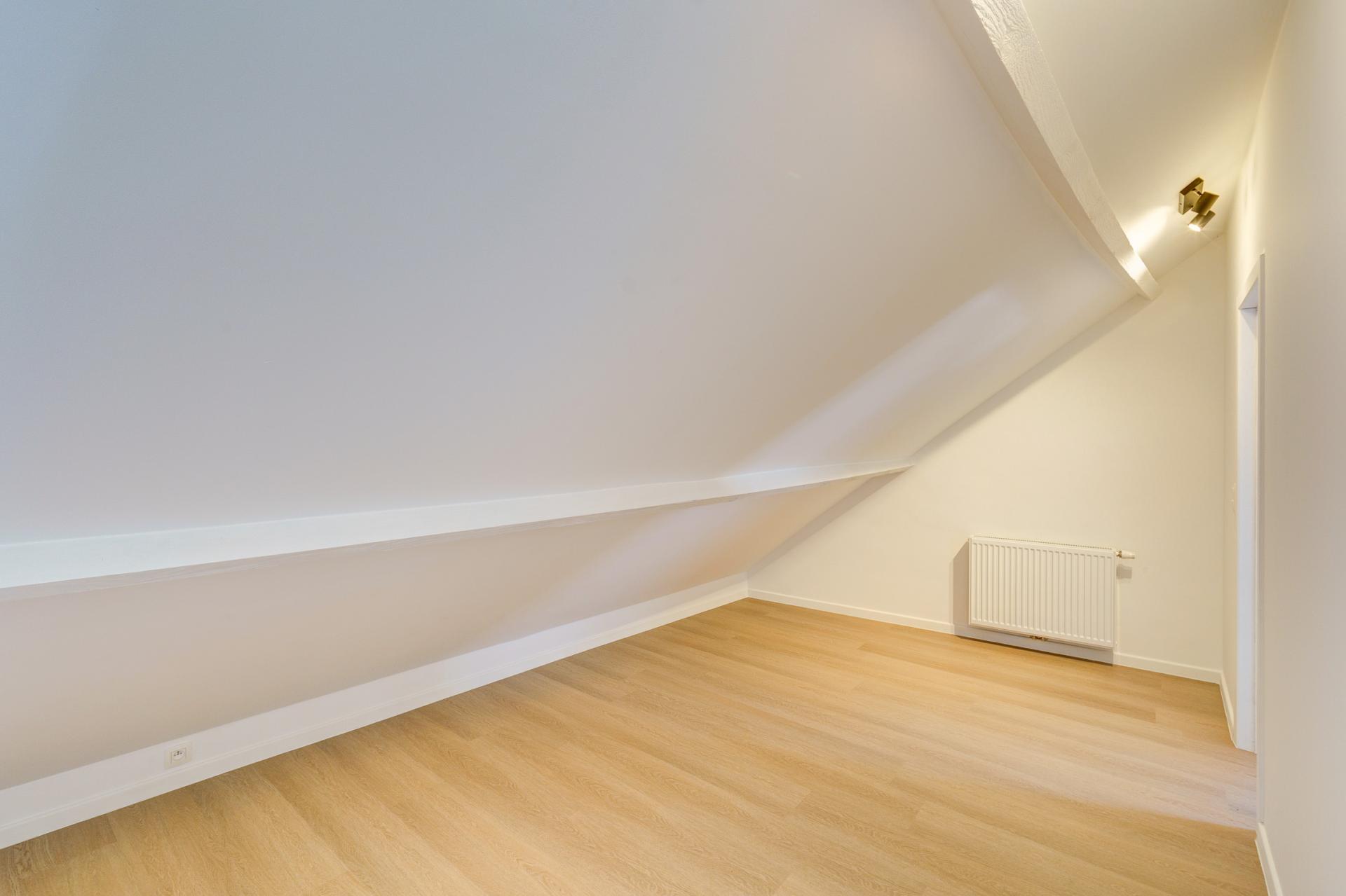 Instapklare gerenoveerde bel-etage met 5 SLPK & 2 garages — foto