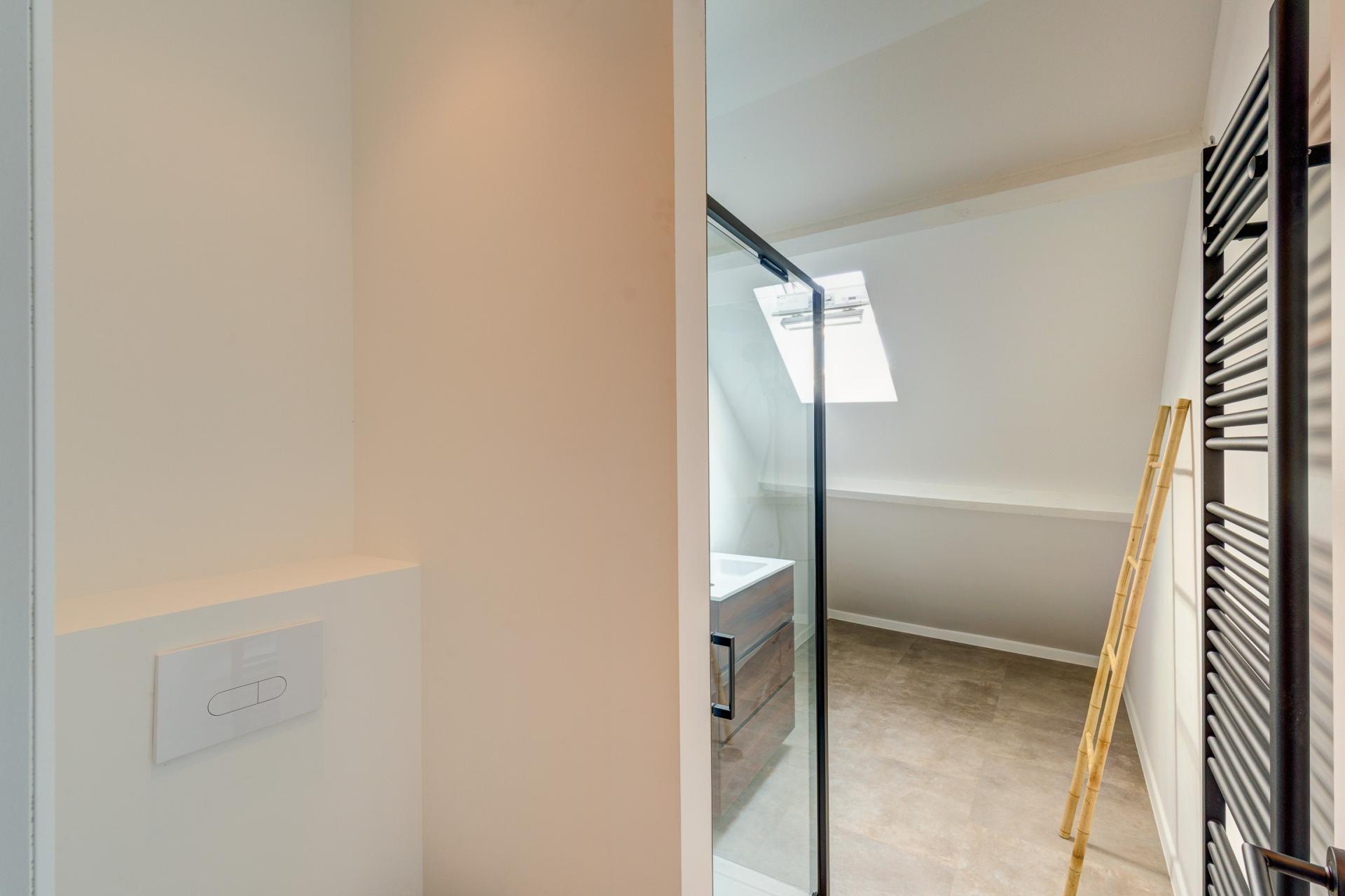 Instapklare gerenoveerde bel-etage met 5 SLPK & 2 garages — foto