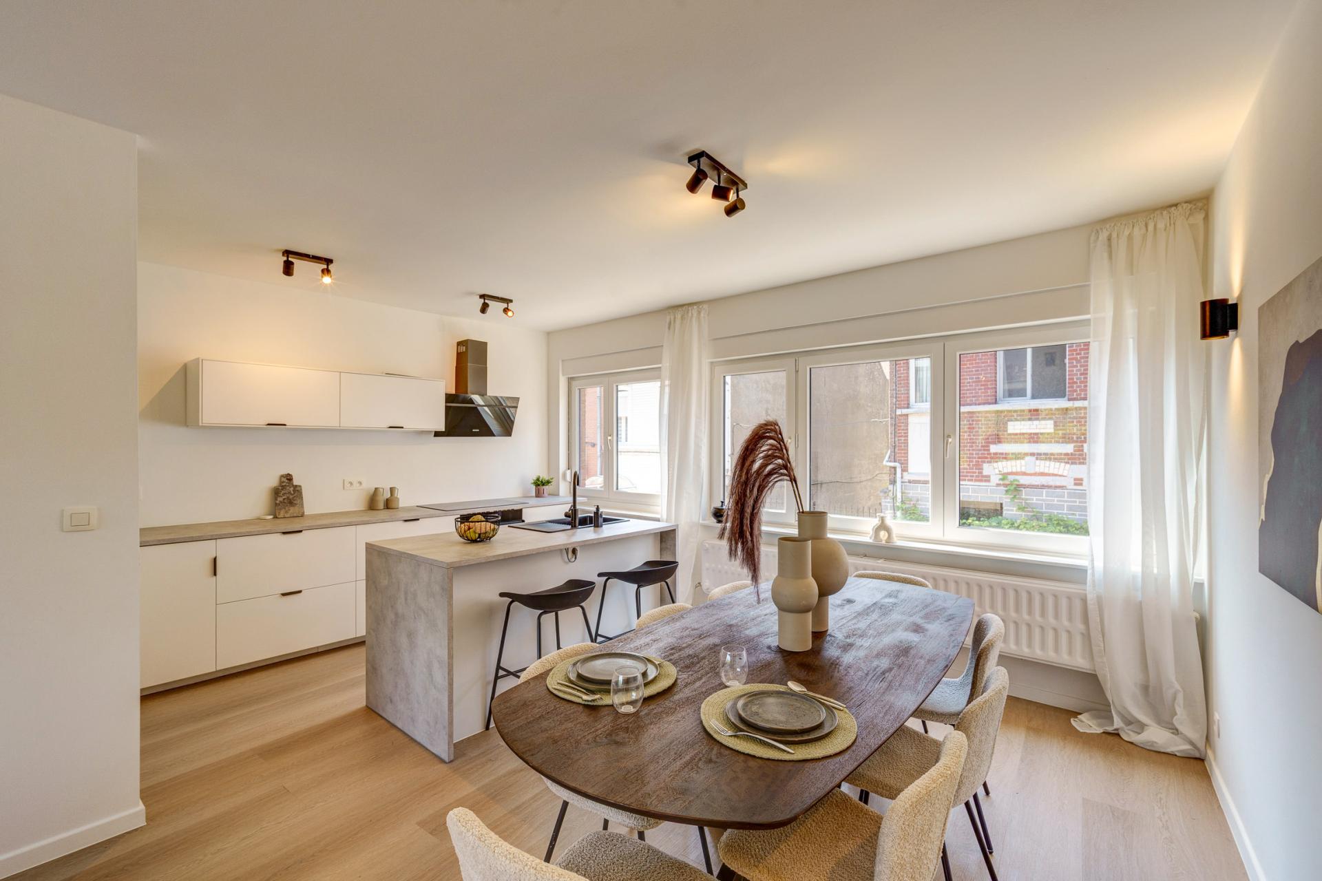 Instapklare gerenoveerde bel-etage met 5 SLPK & 2 garages — foto