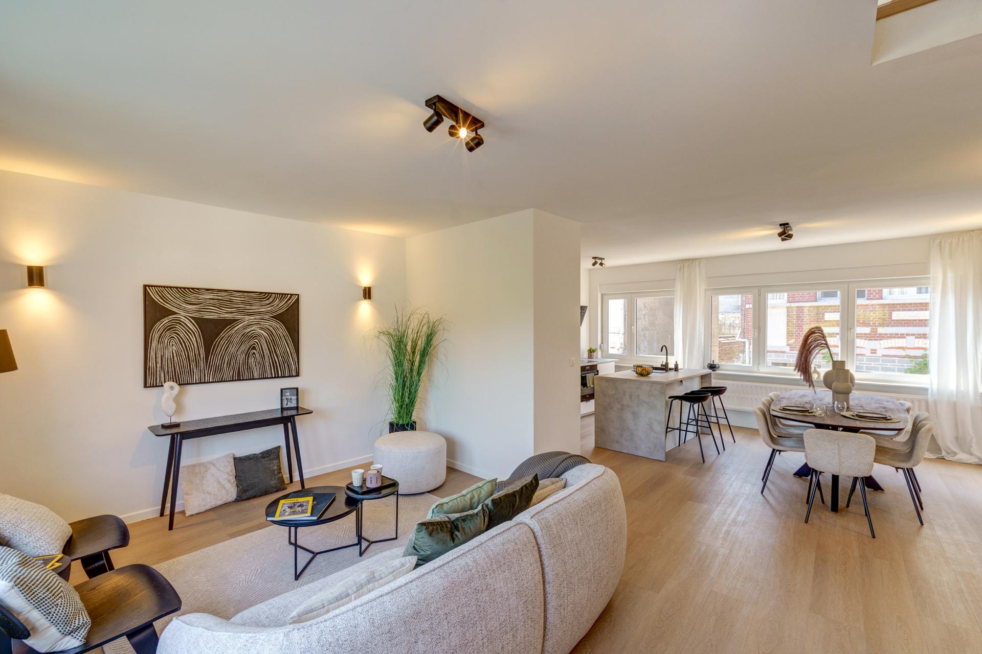 Instapklare gerenoveerde bel-etage met 5 SLPK & 2 garages — foto
