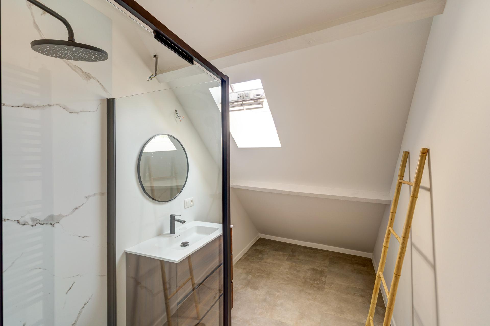 Instapklare gerenoveerde bel-etage met 5 SLPK & 2 garages — foto