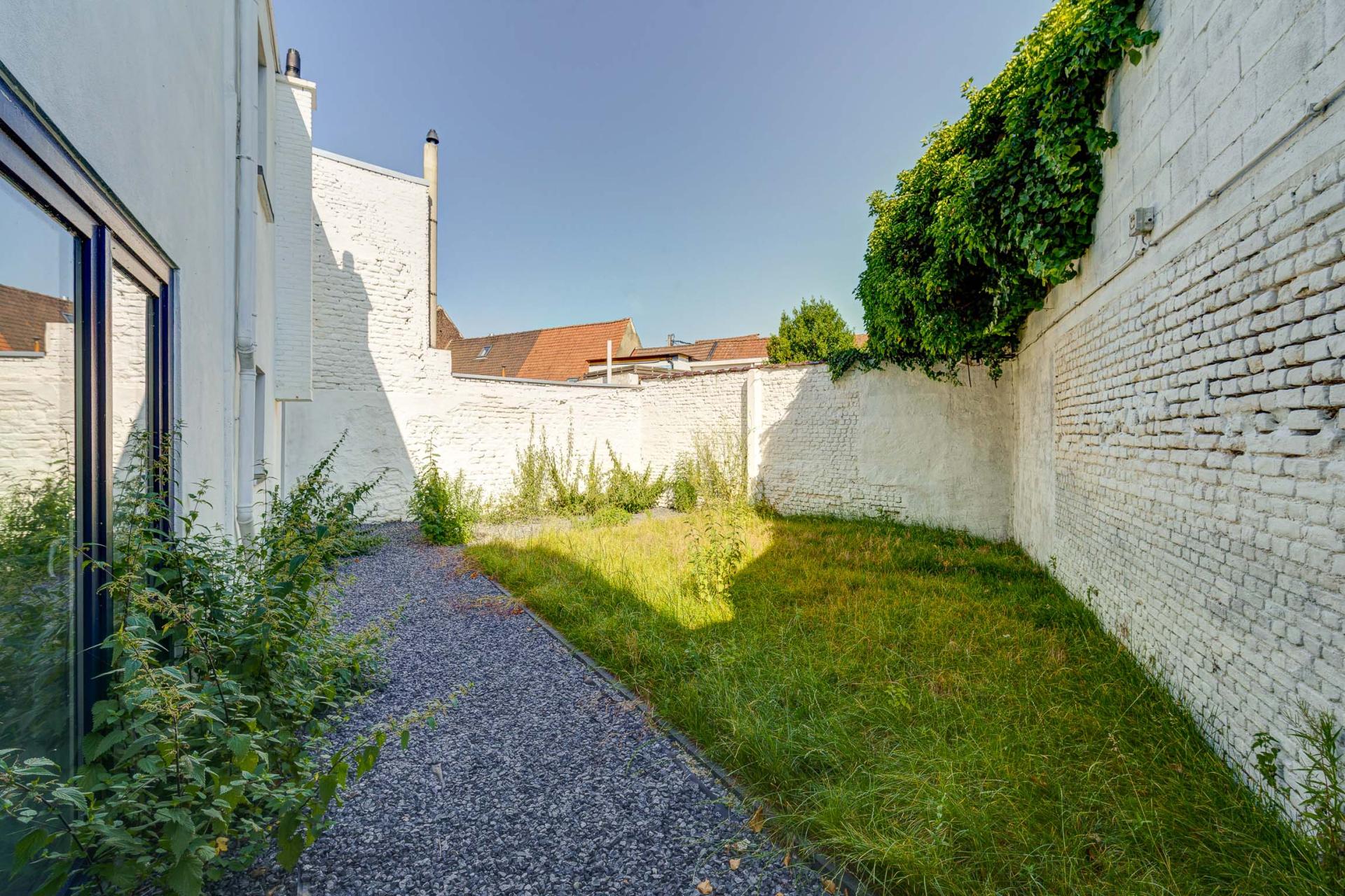 Instapklare gerenoveerde bel-etage met 5 SLPK & 2 garages — foto