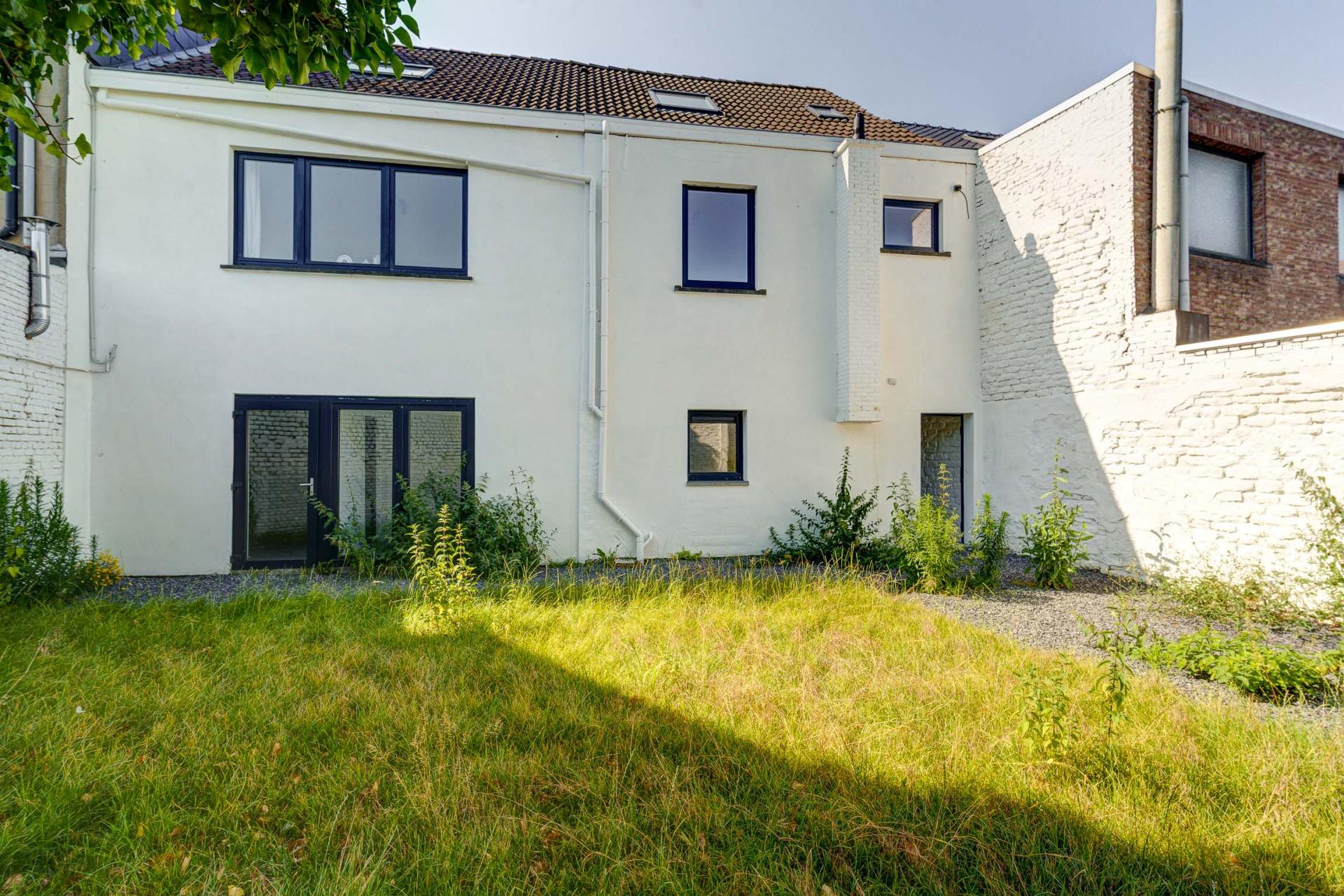 Instapklare gerenoveerde bel-etage met 5 SLPK & 2 garages — foto