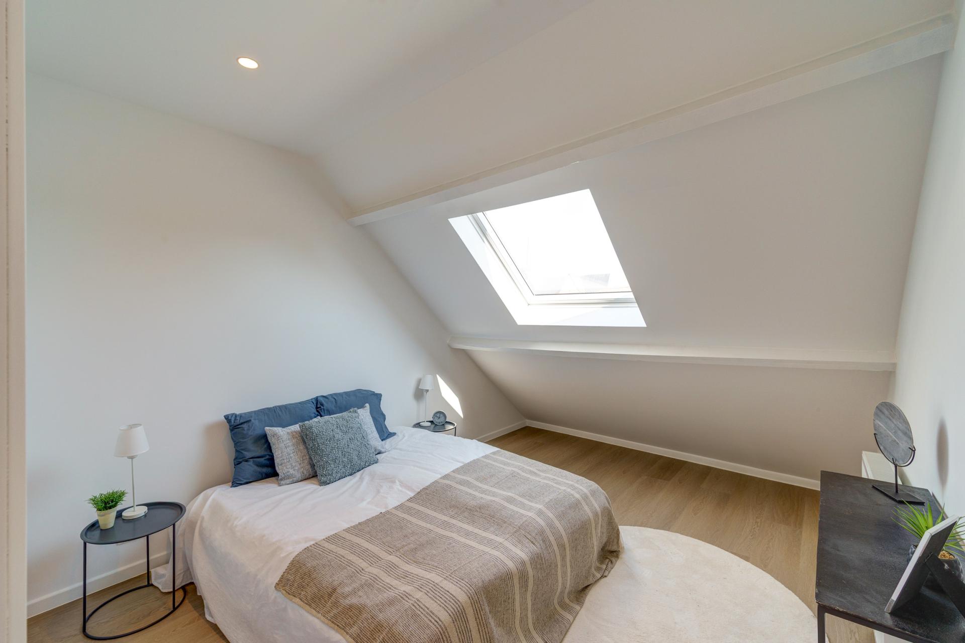 Instapklare gerenoveerde bel-etage met 5 SLPK & 2 garages — foto