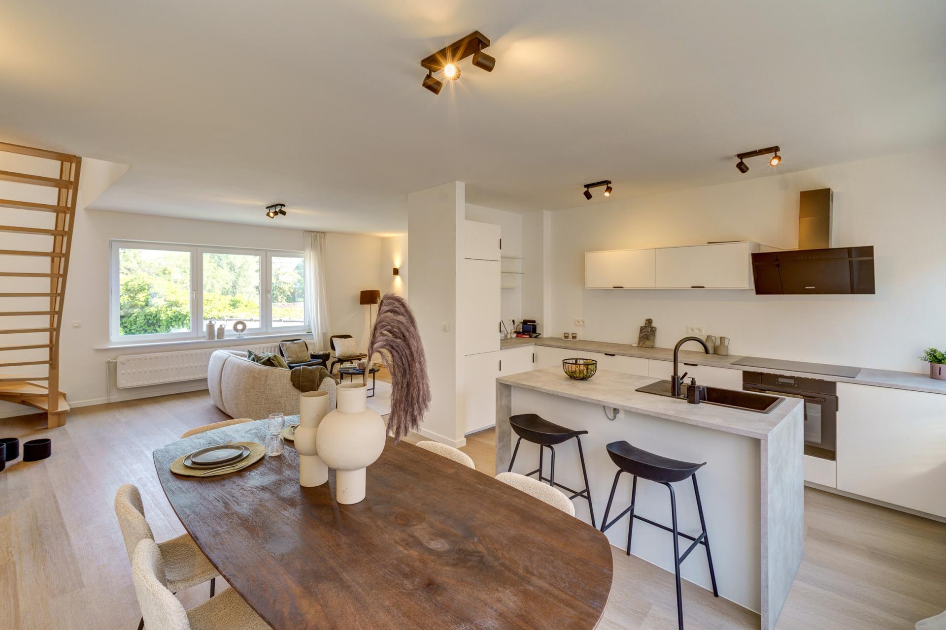 Instapklare gerenoveerde bel-etage met 5 SLPK & 2 garages — foto