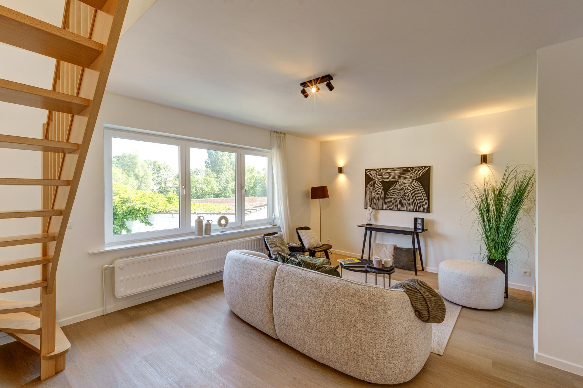 Instapklare gerenoveerde bel-etage met 5 SLPK & 2 garages — foto