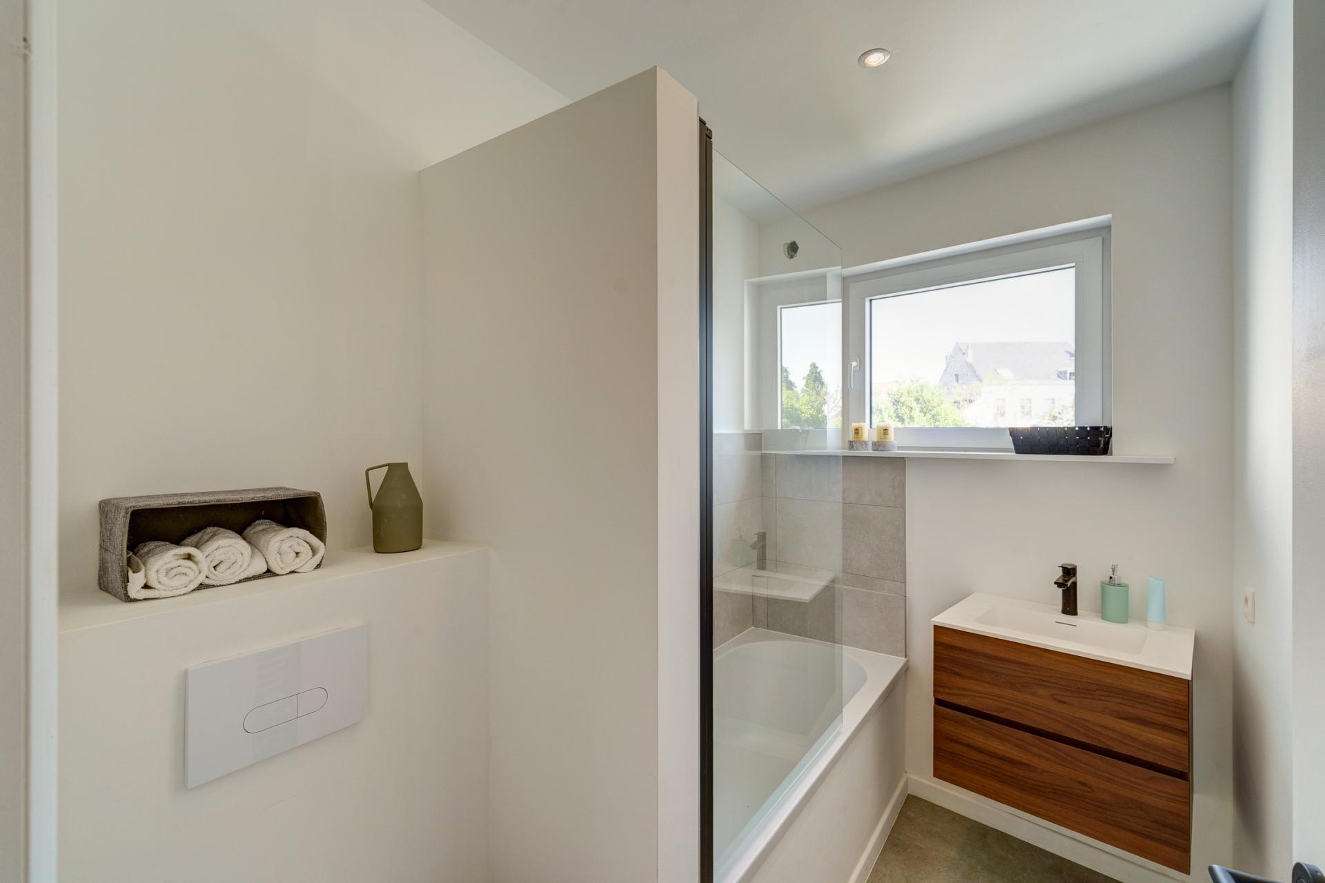 Instapklare gerenoveerde bel-etage met 5 SLPK & 2 garages — foto