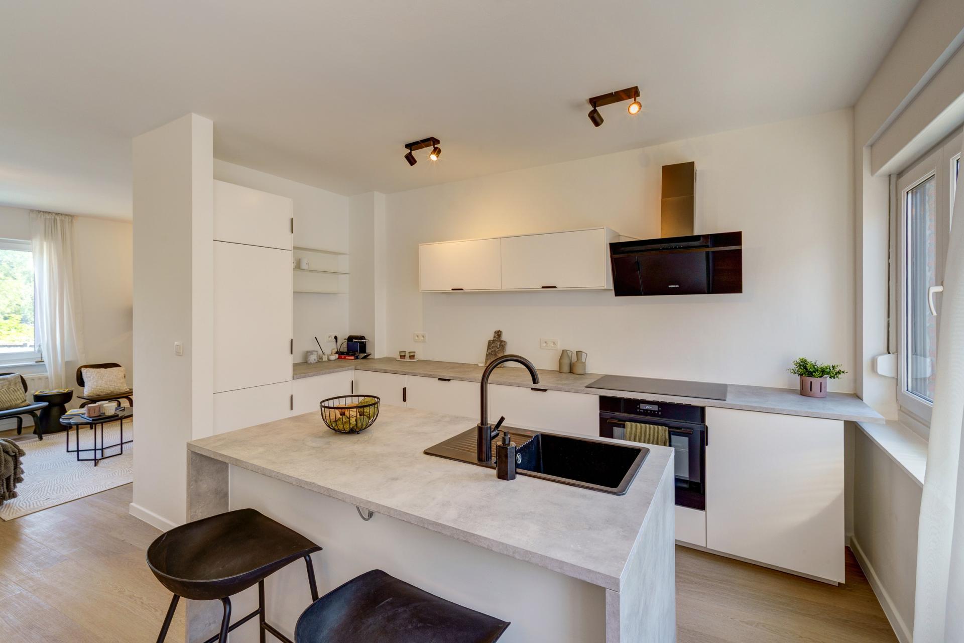 Instapklare gerenoveerde bel-etage met 5 SLPK & 2 garages — foto