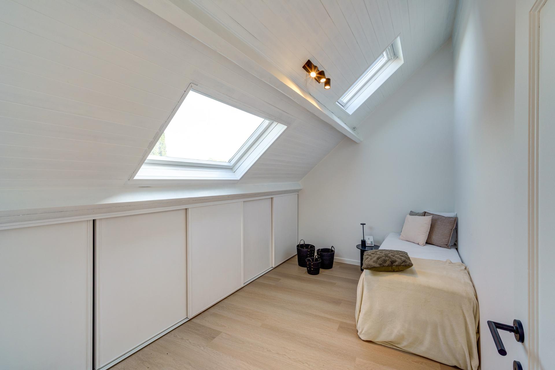 Instapklare gerenoveerde bel-etage met 5 SLPK & 2 garages — foto