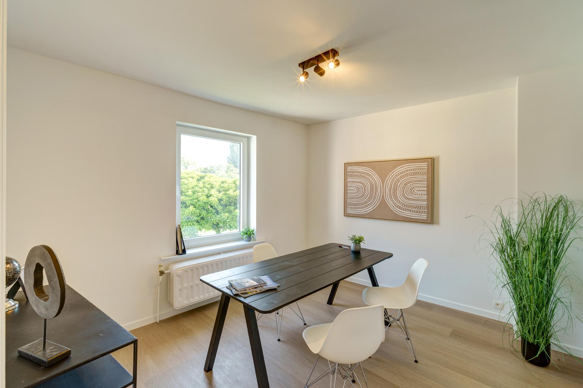 Instapklare gerenoveerde bel-etage met 5 SLPK & 2 garages — foto