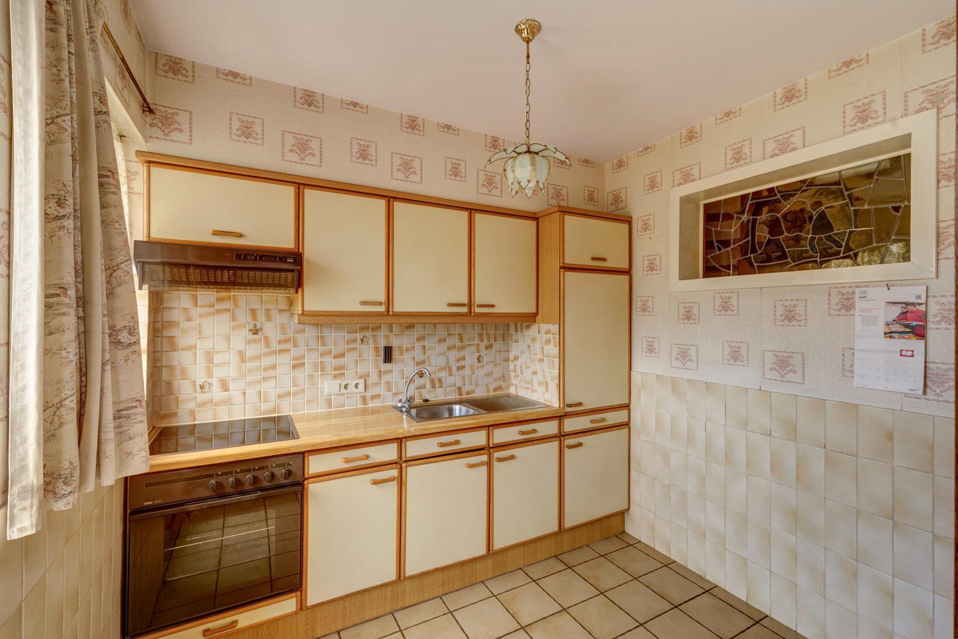 Te renoveren woning met 3 SLPK, garage, terras, tuin te Lier — foto