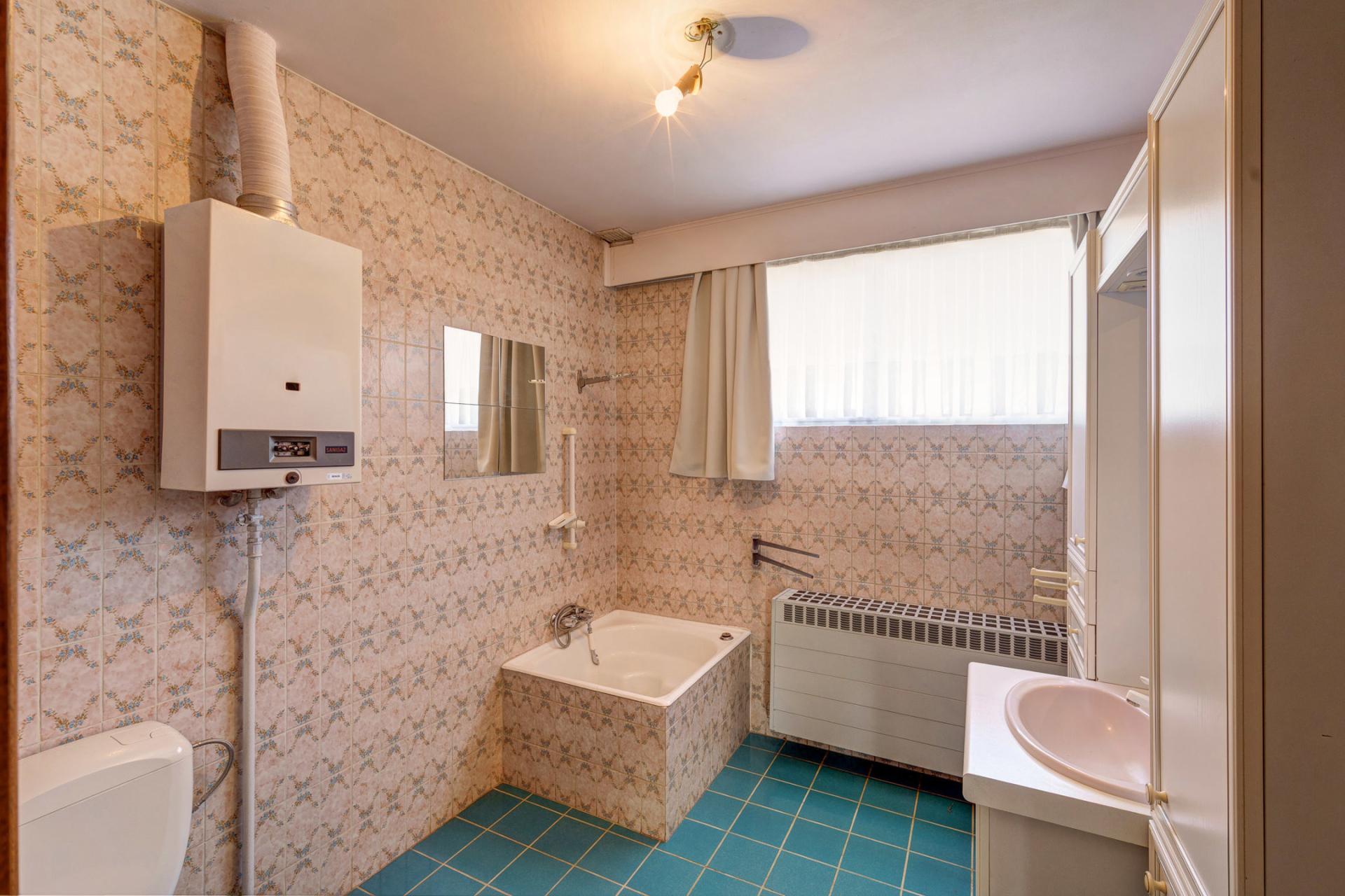 Te renoveren woning met 3 SLPK, garage, terras, tuin te Lier — foto
