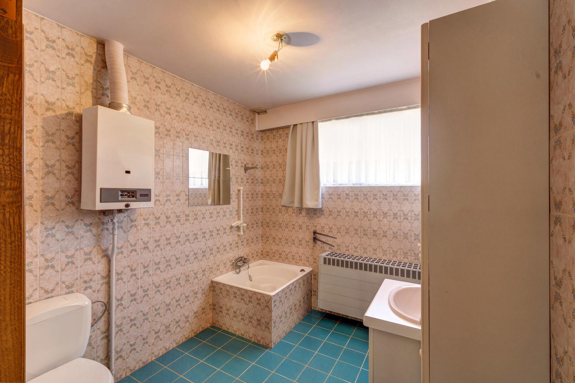 Te renoveren woning met 3 SLPK, garage, terras, tuin te Lier — foto