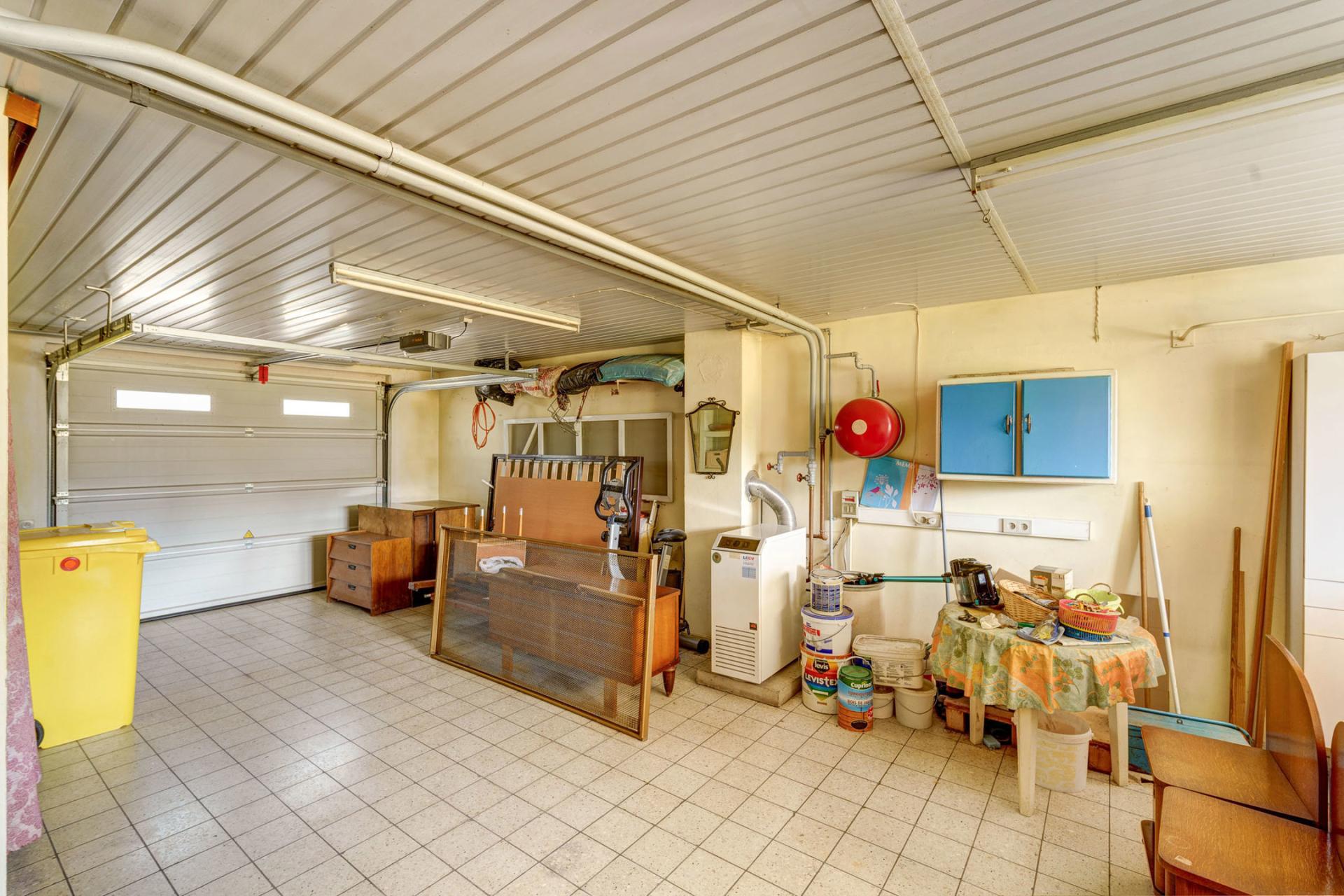 Te renoveren woning met 3 SLPK, garage, terras, tuin te Lier — foto
