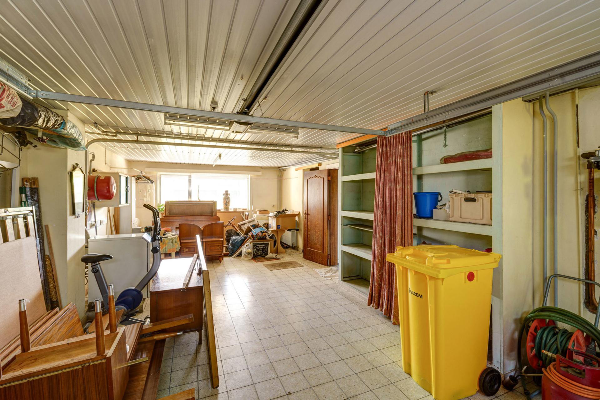Te renoveren woning met 3 SLPK, garage, terras, tuin te Lier — foto