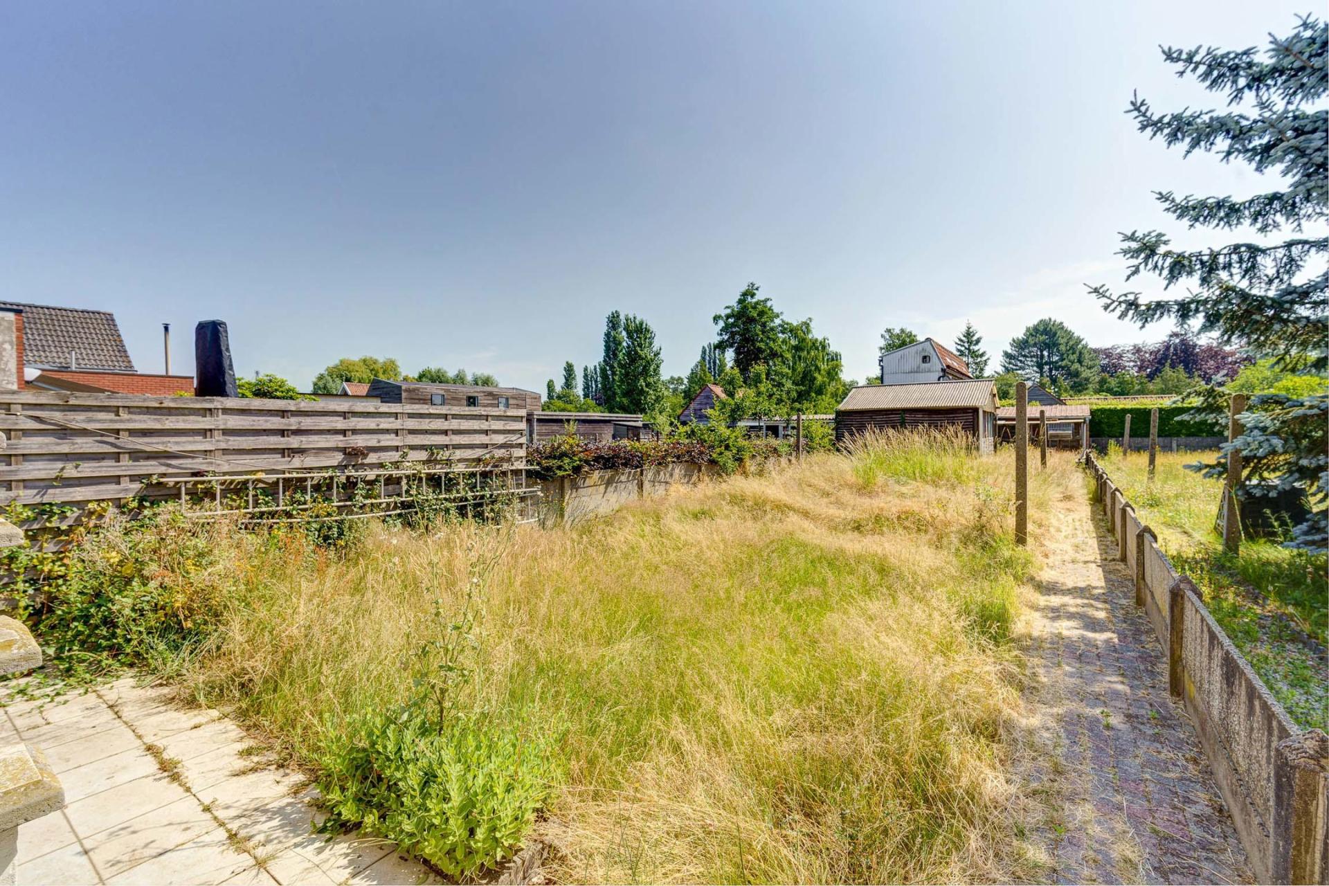 Te renoveren woning met 3 SLPK, garage, terras, tuin te Lier — foto