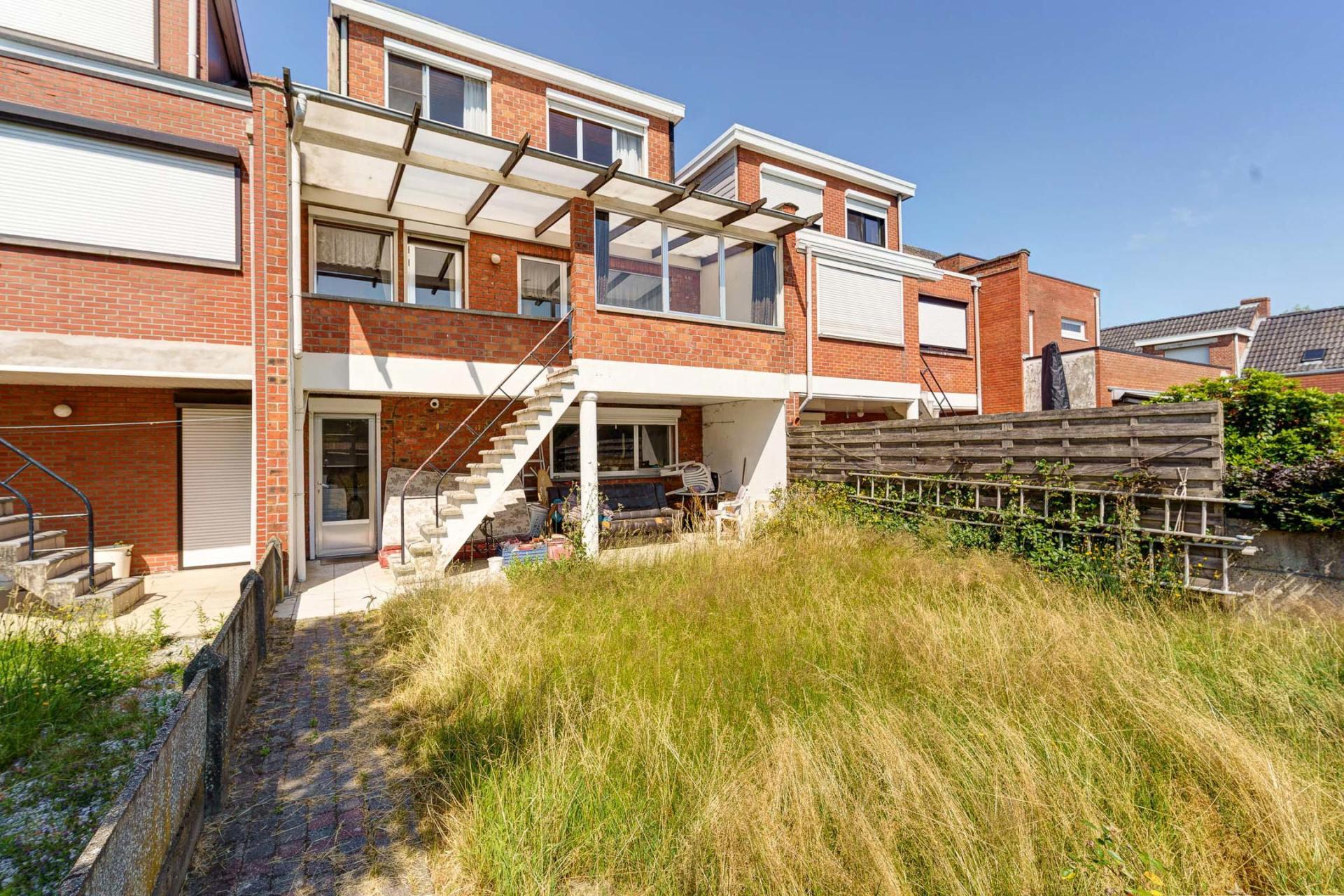 Te renoveren woning met 3 SLPK, garage, terras, tuin te Lier — foto