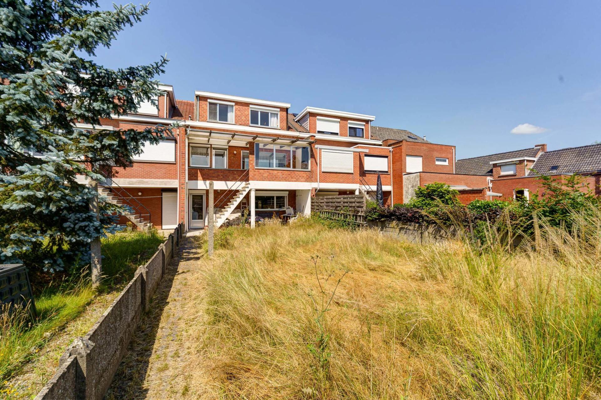 Te renoveren woning met 3 SLPK, garage, terras, tuin te Lier — foto