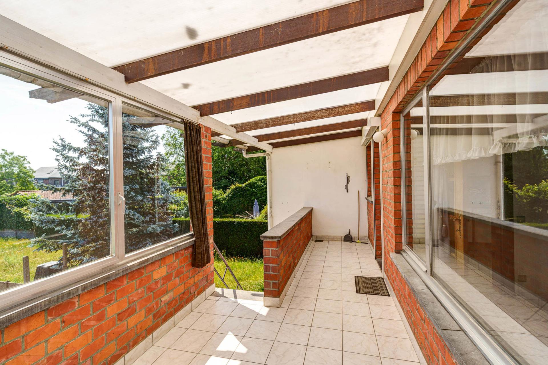 Te renoveren woning met 3 SLPK, garage, terras, tuin te Lier — foto