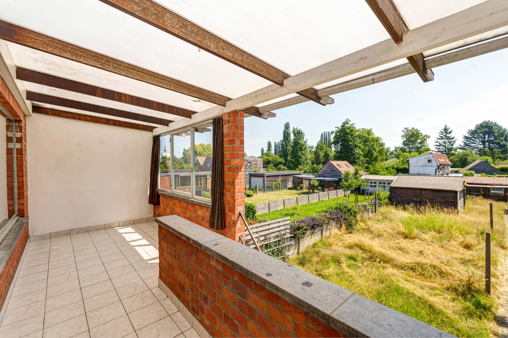Te renoveren woning met 3 SLPK, garage, terras, tuin te Lier — foto