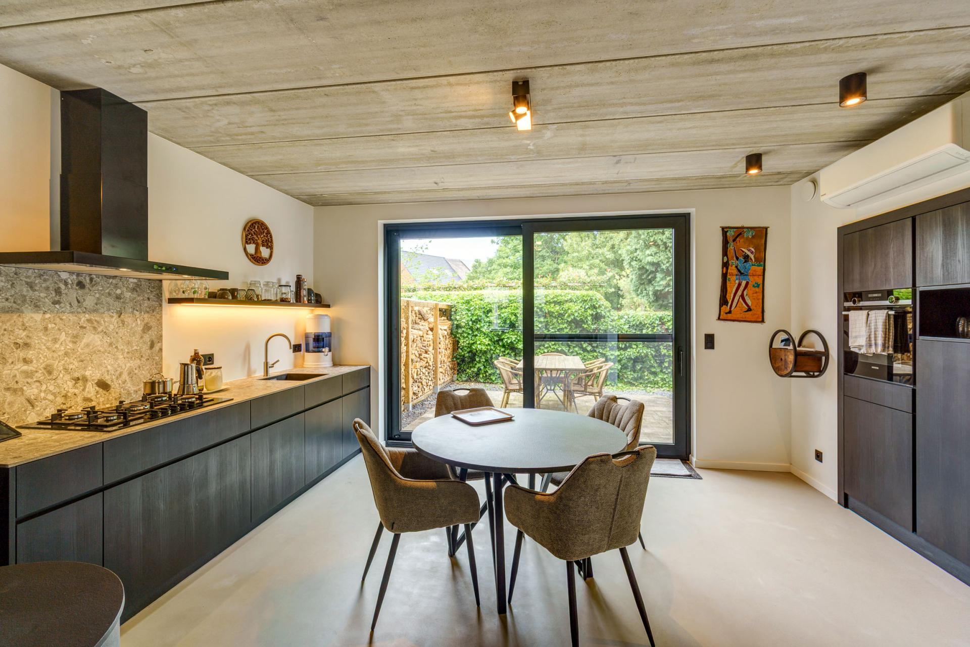 Moderne nieuwbouwwoning met garage en 2 ruime slpk in Balen — foto