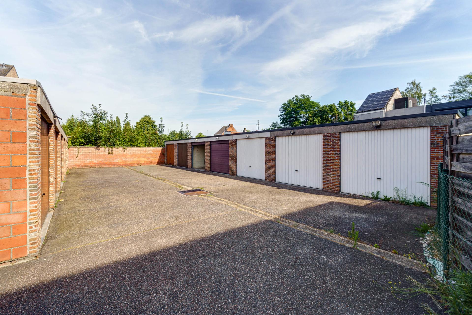 Gelijkvloers appartement met tuin en garagebox — foto