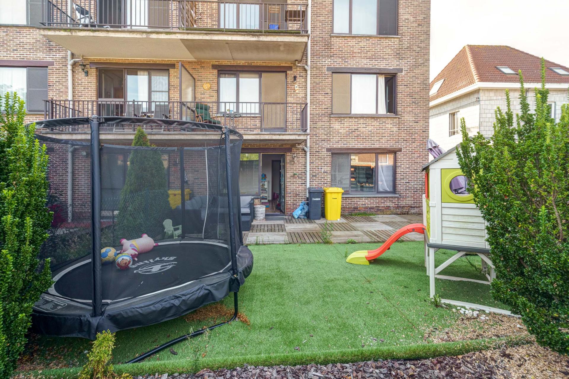Gelijkvloers appartement met tuin en garagebox — foto