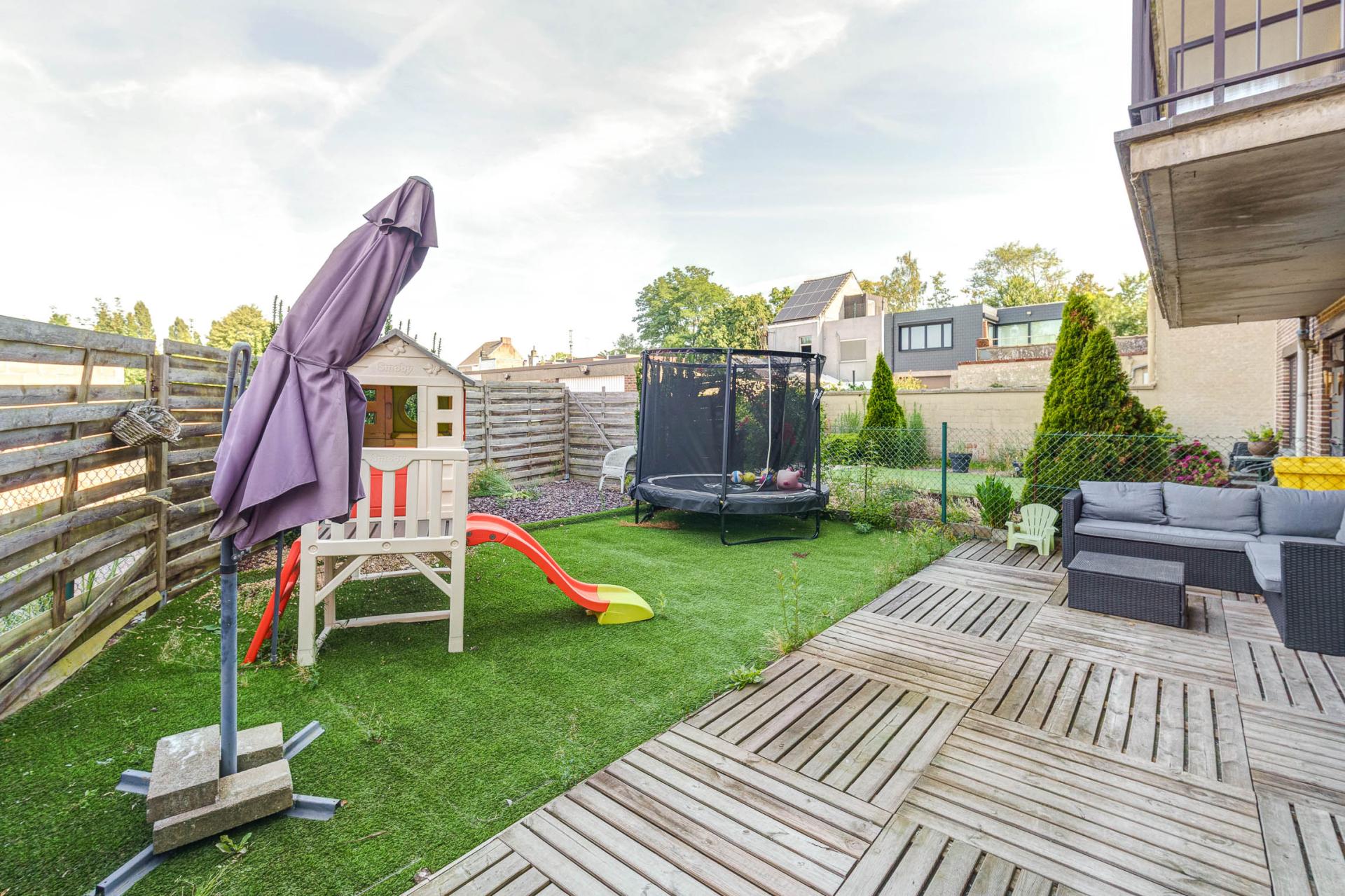 Gelijkvloers appartement met tuin en garagebox — foto