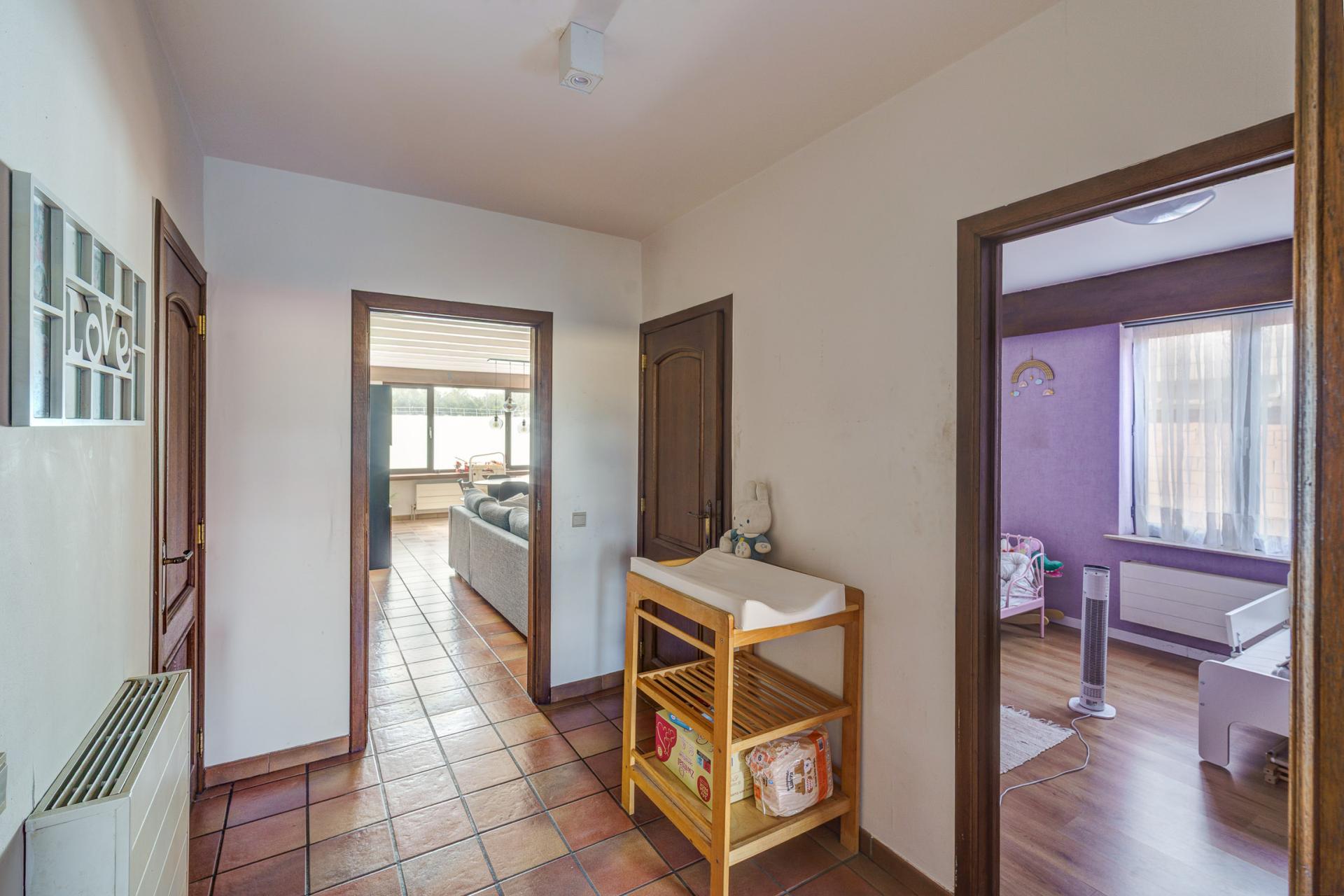 Gelijkvloers appartement met tuin en garagebox — foto