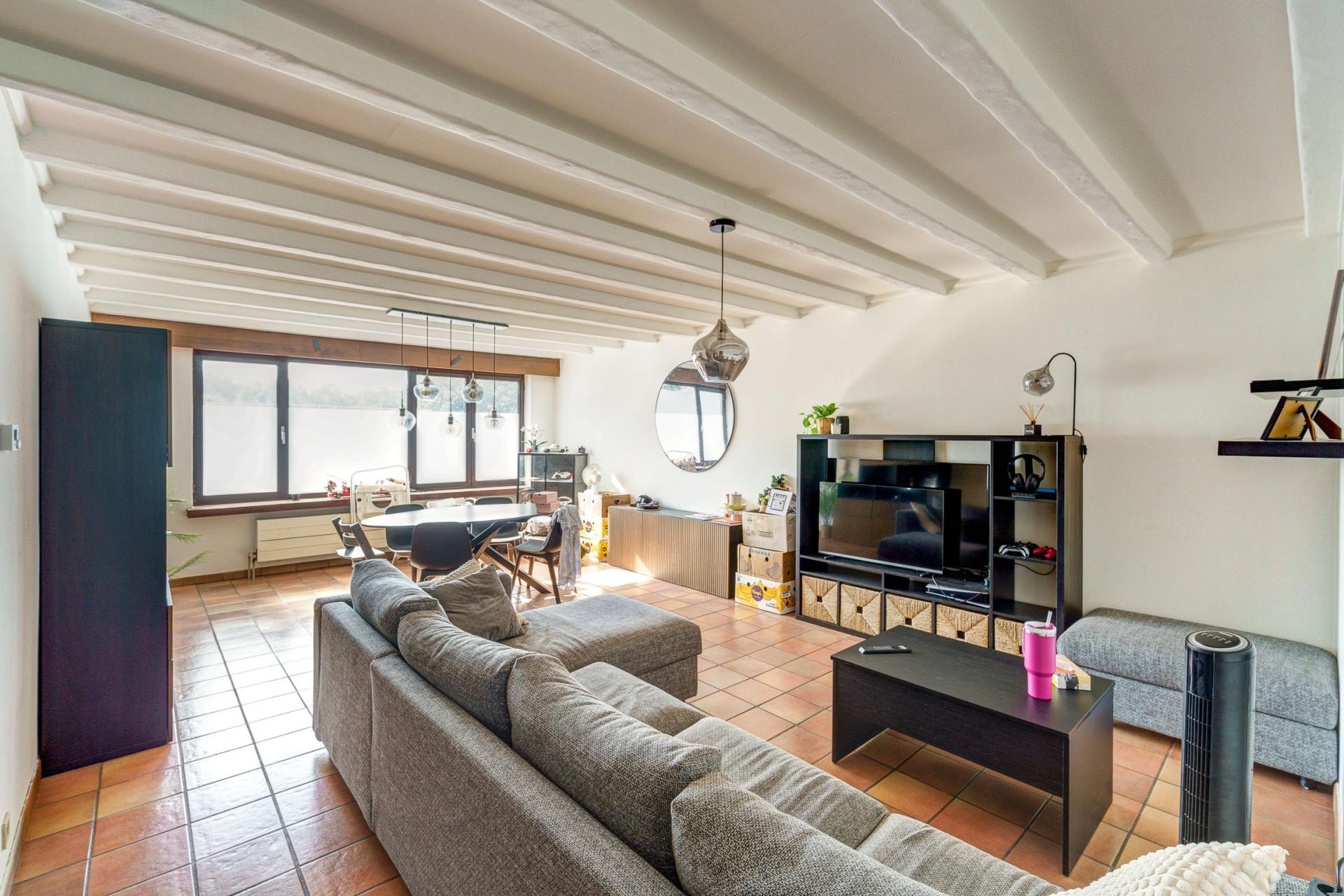 Gelijkvloers appartement met tuin en garagebox — foto