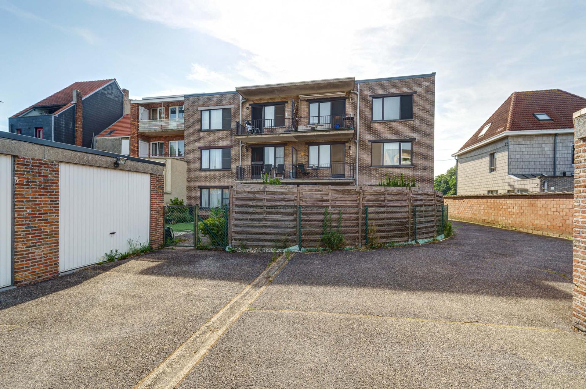Gelijkvloers appartement met tuin en garagebox — foto